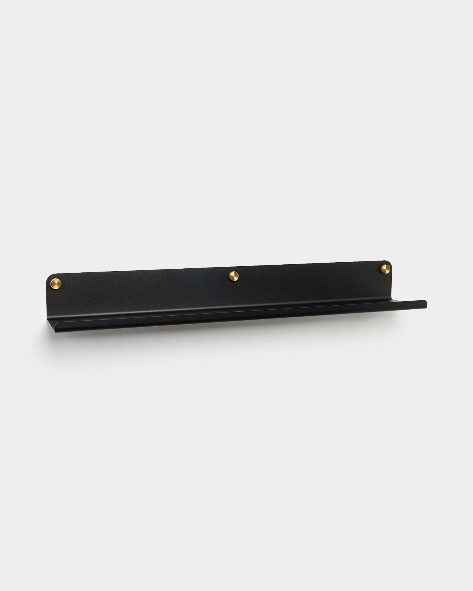 A prateleira larga Norr em black (75,9 cm) da WoodUpp, feita em steel galvanizado com três parafusos dourados, acessório para Akupanel, apresentada sobre fundo branco liso.