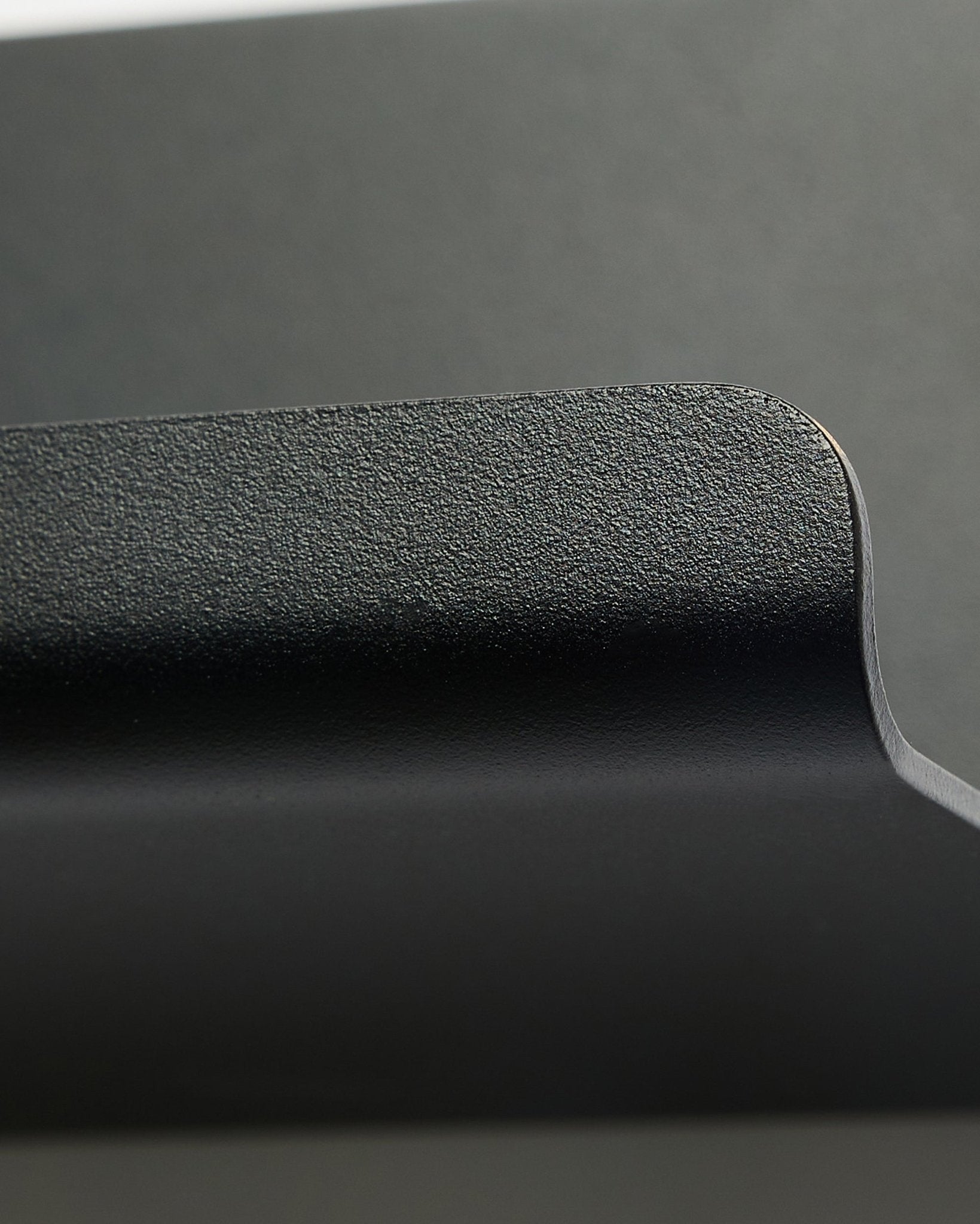Norr | Prateleira larga da WoodUpp em black, 75,9 cm, mostrando uma borda texturada e curva e um design nórdico minimalista sobre um fundo cinzento liso.