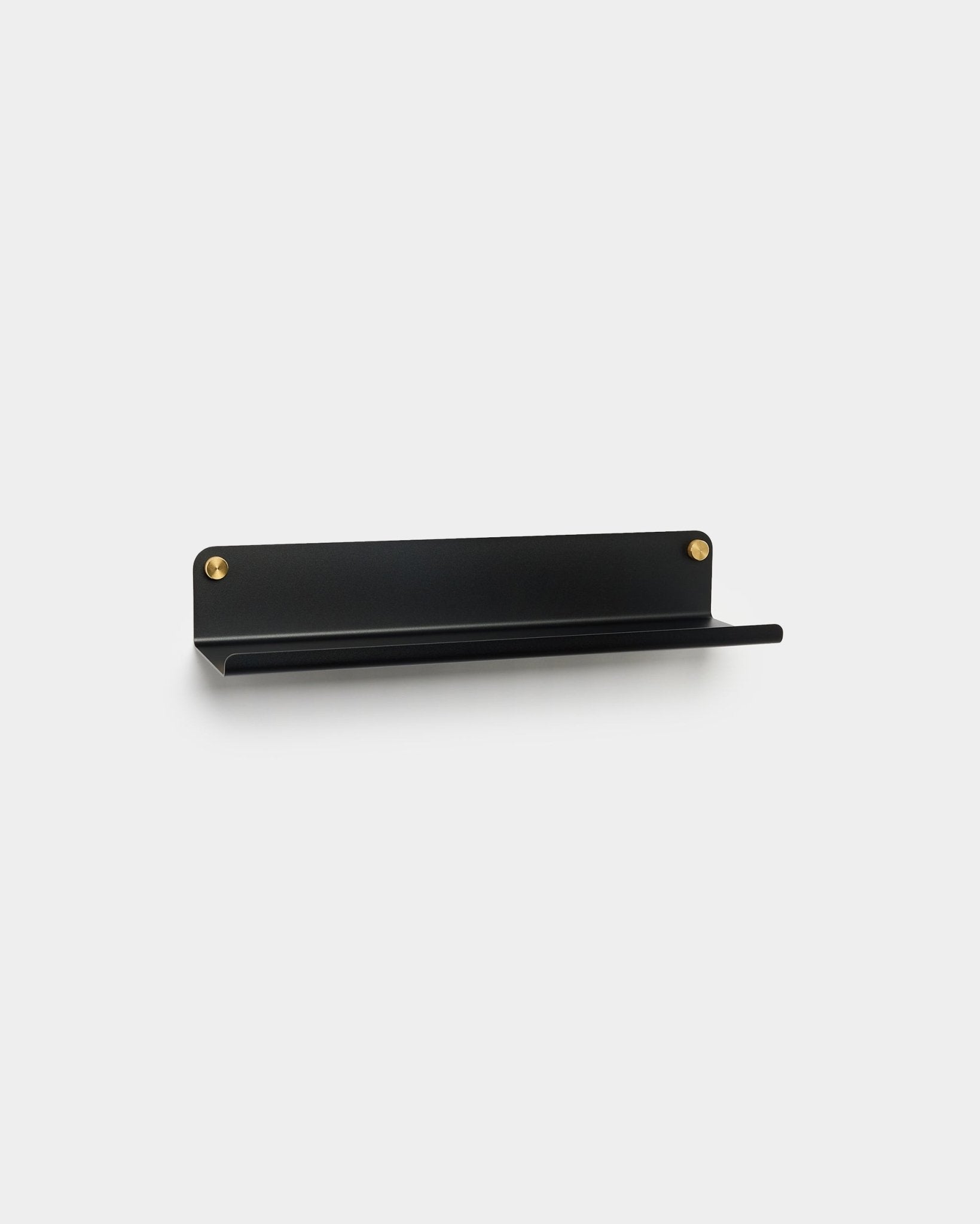 A Prateleira Larga WoodUpp Norr em black, 51,9 cm, apresenta um design minimalista em metal com revestimento a pó e é montada com parafusos dourados, complementando os sistemas Akupanel.