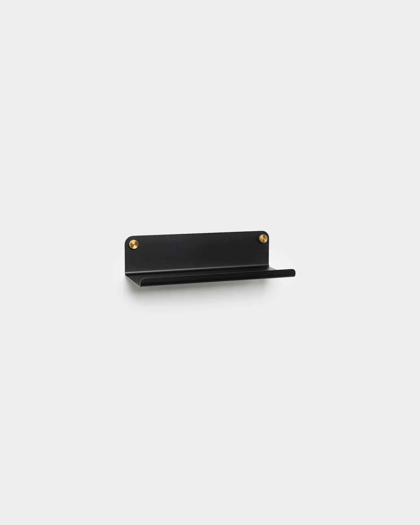 A prateleira larga Norr em black da WoodUpp, 35,9 cm, com um design nórdico minimalista e dois parafusos brass visíveis sobre um fundo branco liso.