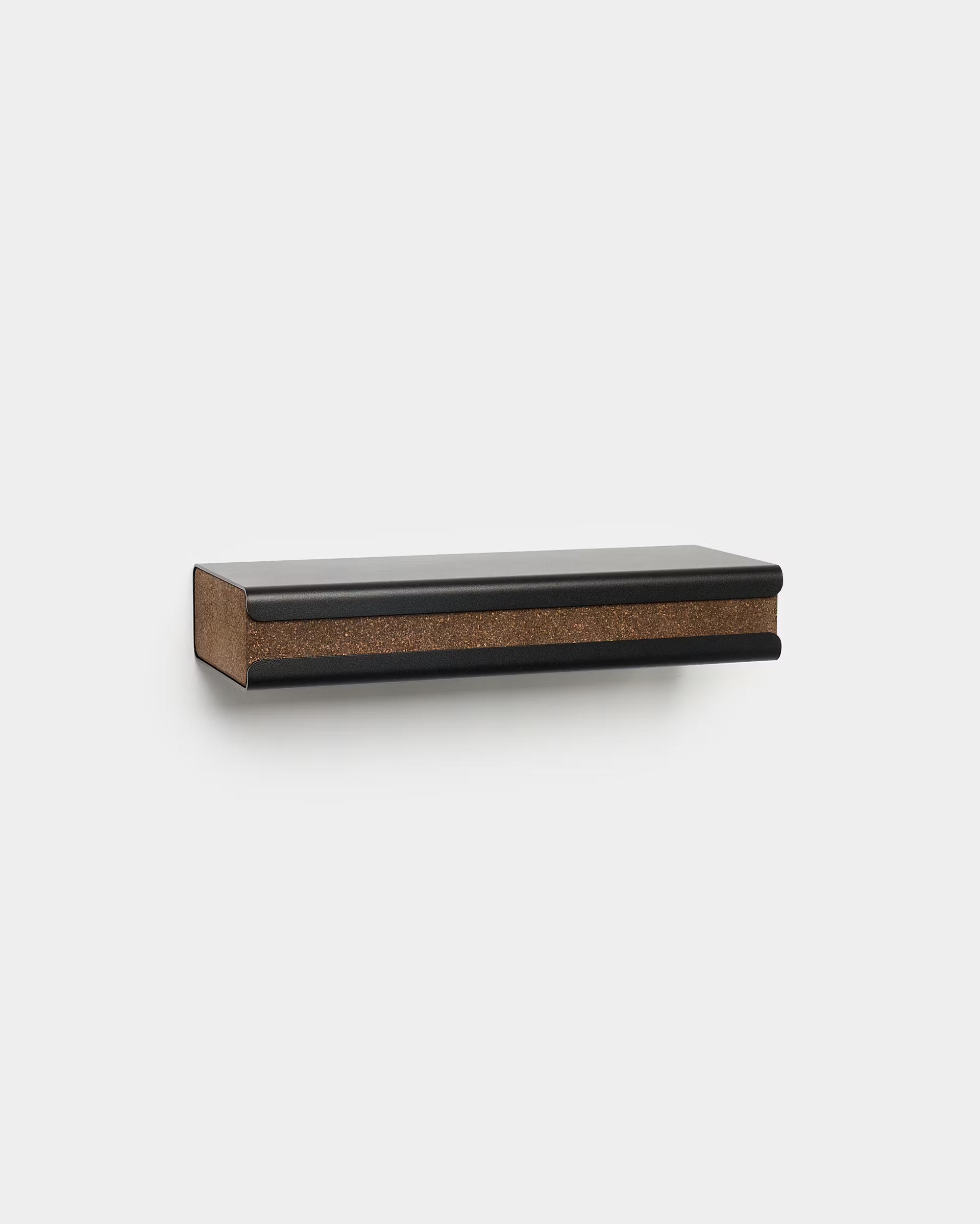 Prateleira de parede flutuante minimalista WoodUpp CREATE em black com detalhe em cortiça, concebida como acessório para Akupanel, apresentada montada sobre um fundo branco.