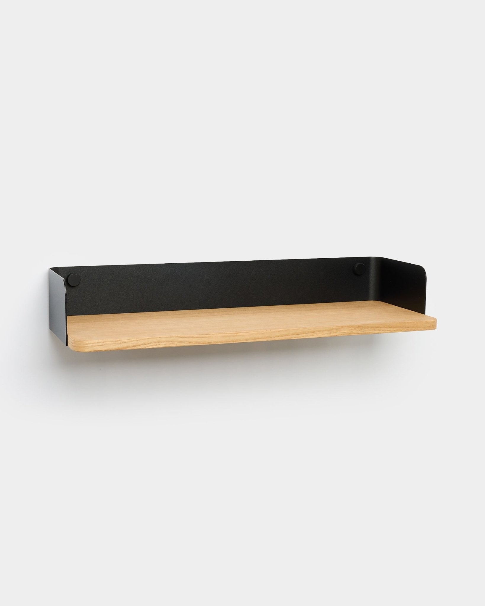 Estante Linn da WoodUpp com base em madeira clara e laterais em metal black, desenhada num estilo nórdico minimalista para complementar interiores modernos.