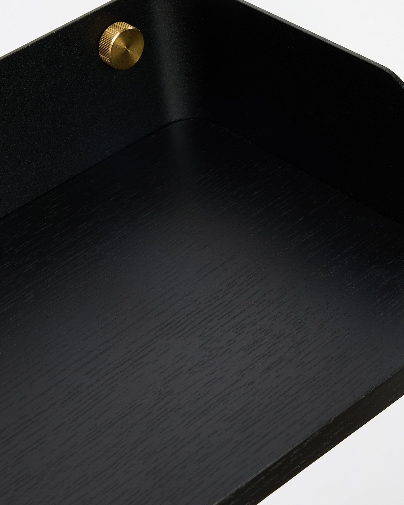 Pormenor da estante Bookshelf Linn da WoodUpp em Black Oak (55,9 cm), mostrando a textura do veio da madeira nórdica e o detalhe dos parafusos dourados, pensada para combinar com a coleção Akupanel.