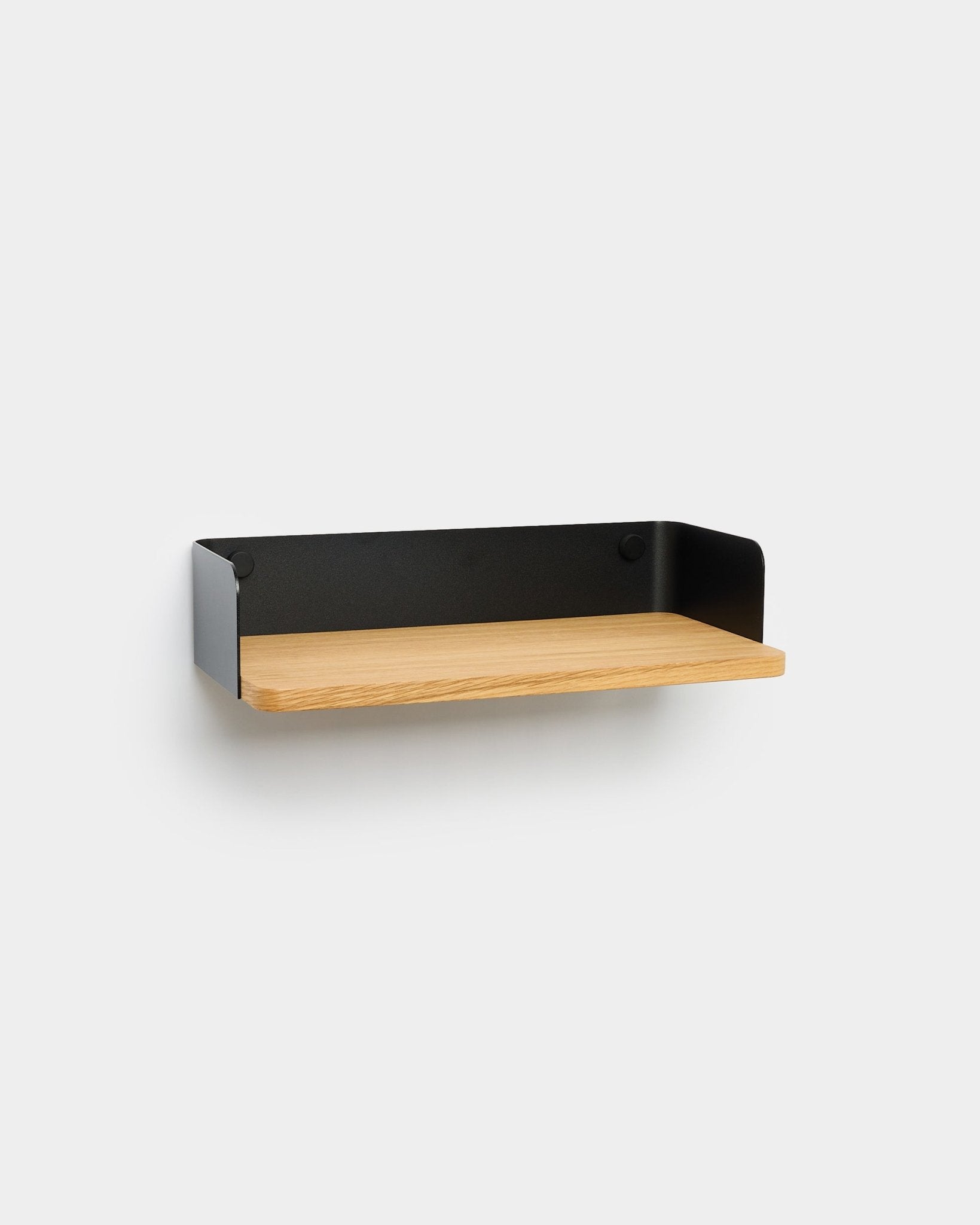 Estante WoodUpp Linn em natural oak, com 39,9 cm de largura e laterais metálicas em black, num design nórdico minimalista de montagem na parede, apresentada sobre fundo branco.