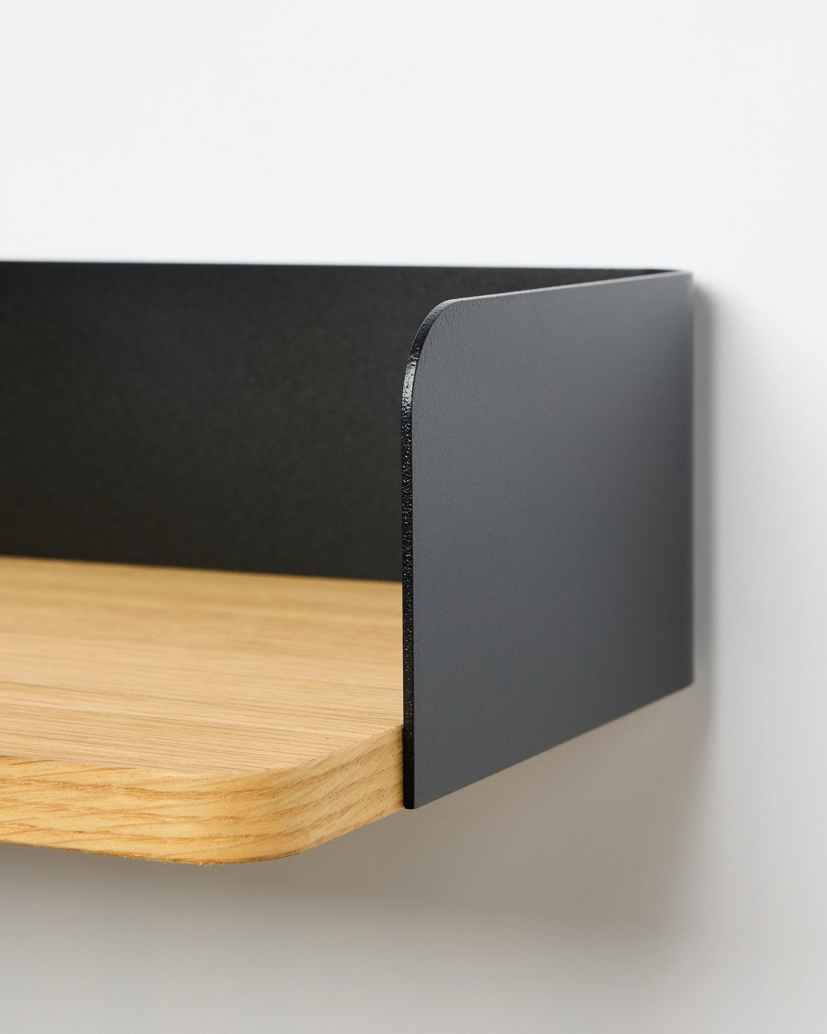 Pormenor da estante WoodUpp Linn em Natural Oak, com 39,9 cm de largura, com painel lateral metálico em black; prateleira sem perfuração apresentada sobre fundo branco.