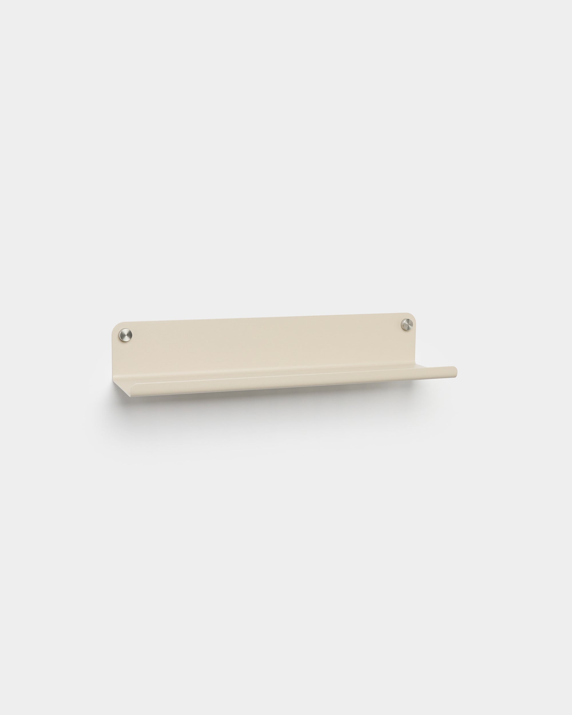 Prateleira larga WoodUpp Norr em beige, 51,9 cm, apresentada com dois parafusos de montagem sobre um fundo branco liso; acessório compatível com as coleções Akupanel.