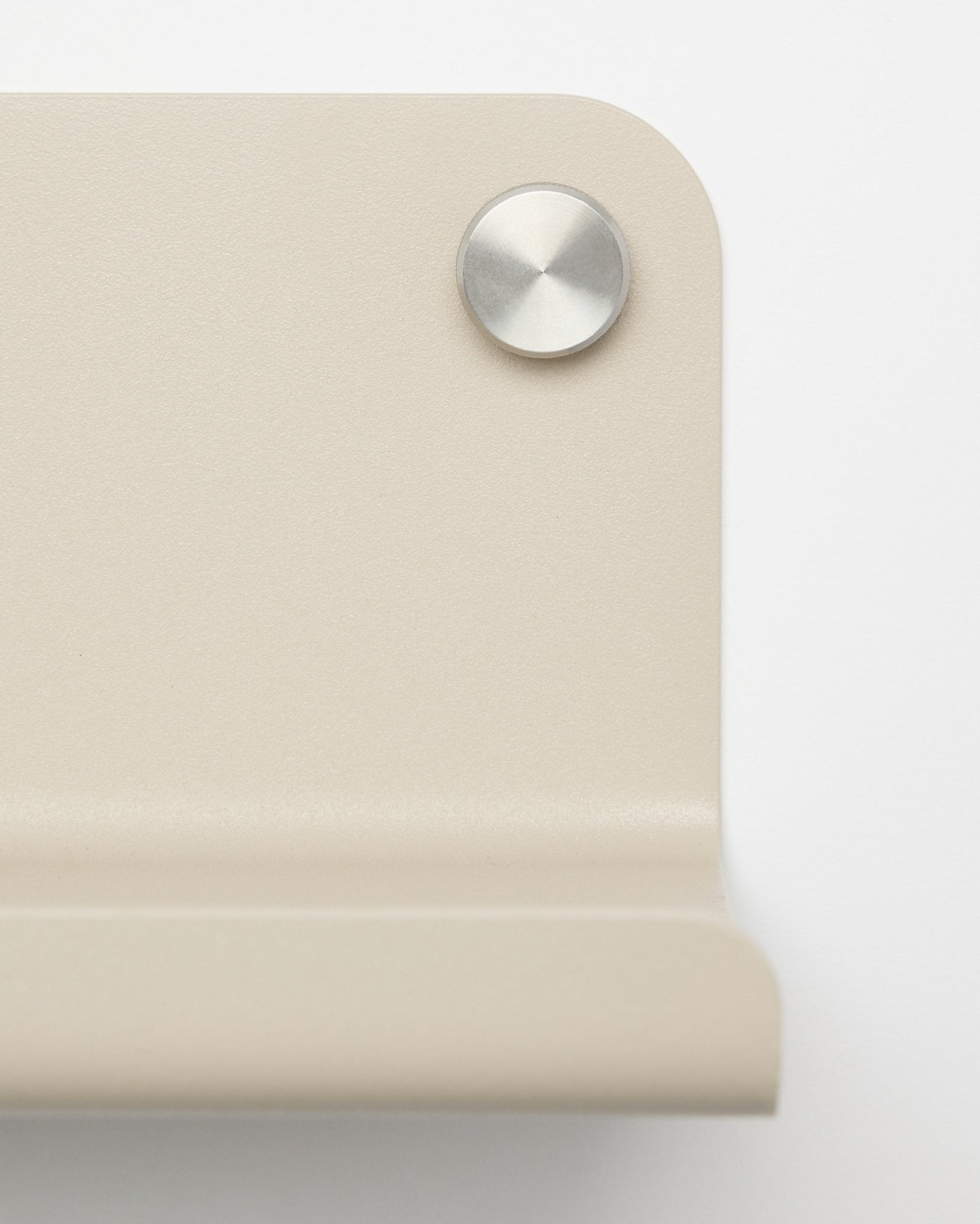 Grande plano de um suporte de canto metálico beige com um parafuso redondo prateado, concebido para a prateleira larga WoodUpp Norr, 35,9 cm, apresentado sobre um fundo branco.