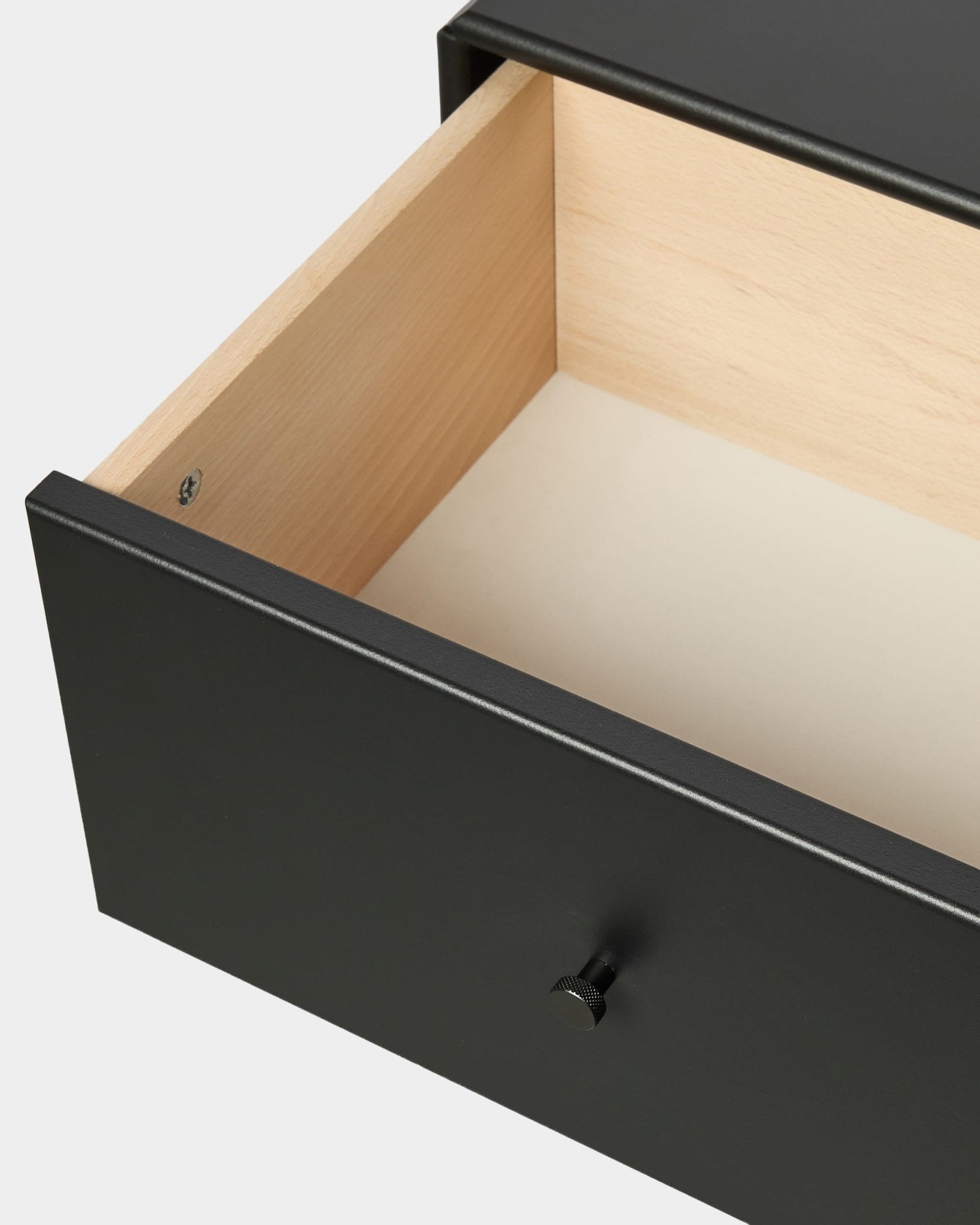 Gaveta para estante WoodUpp Arka em preto, com interior claro e puxador preto, concebida para arrumação fechada. Acessório de estilo nórdico para as coleções Akupanel.
