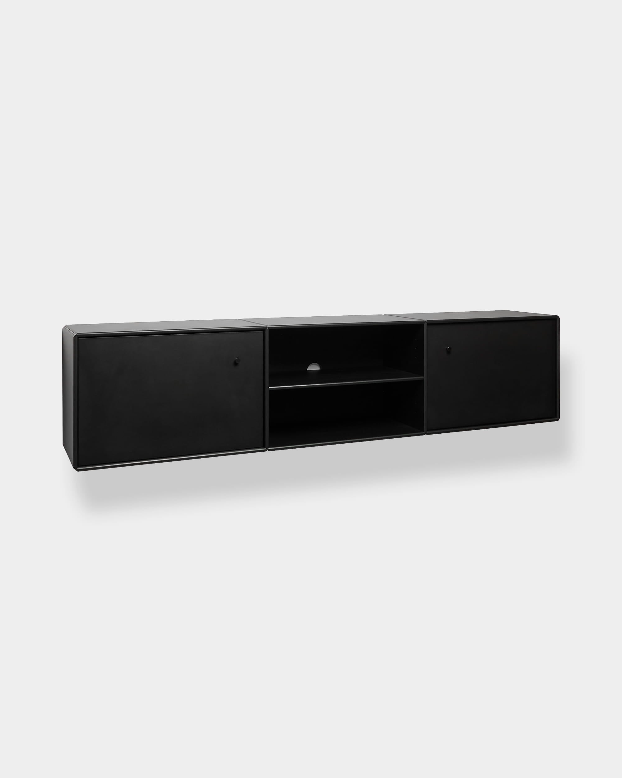 Móvel de televisão WoodUpp Arka em preto, com design modular, sistema de organização de cabos, dois armários fechados e prateleiras abertas para um arrumação organizada.