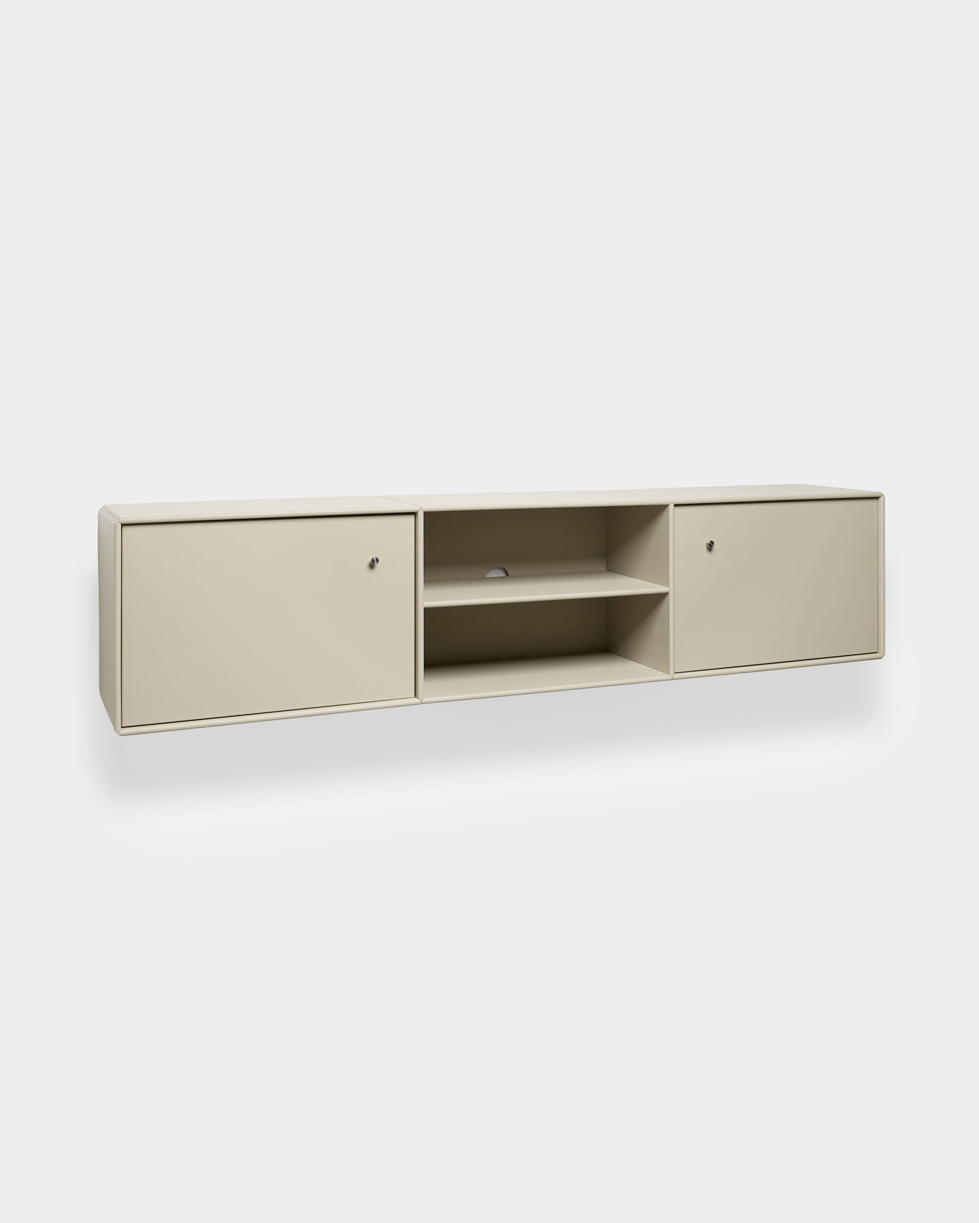 Móvel de televisão Arka em bege da WoodUpp, com design modular, dois armários fechados, prateleiras centrais abertas e sistema integrado de organização de cabos para um arrumação organizada do equipamento multimédia.
