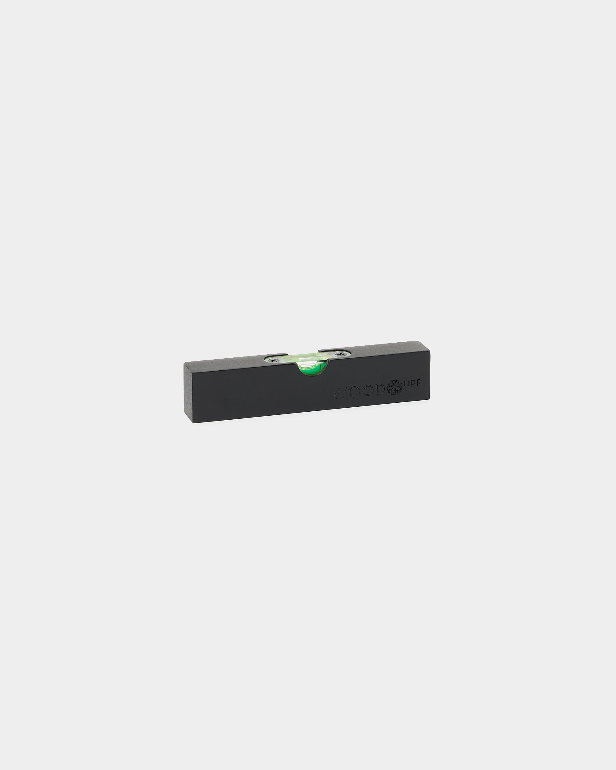 Nível de bolha WoodUpp Black (15 x 3,2 cm) com ampola verde, concebido para a instalação precisa de Akupanel ou de outros painéis acústicos e acessórios WoodUpp.