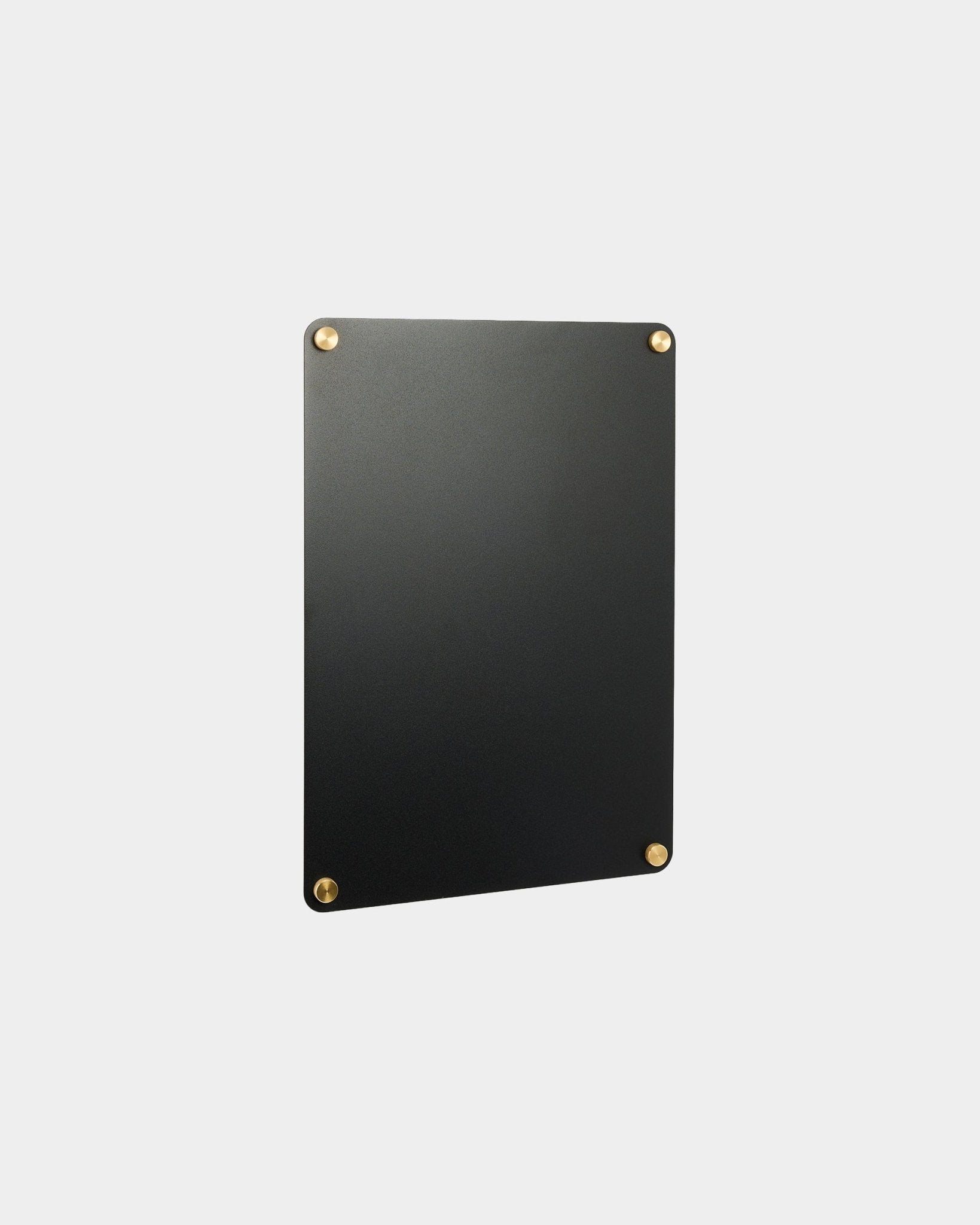 Small Norr Quadro Magnético da WoodUpp em black, retangular com cantos arredondados e parafusos dourados, concebido para complementar as coleções Nordic Painel acústico.