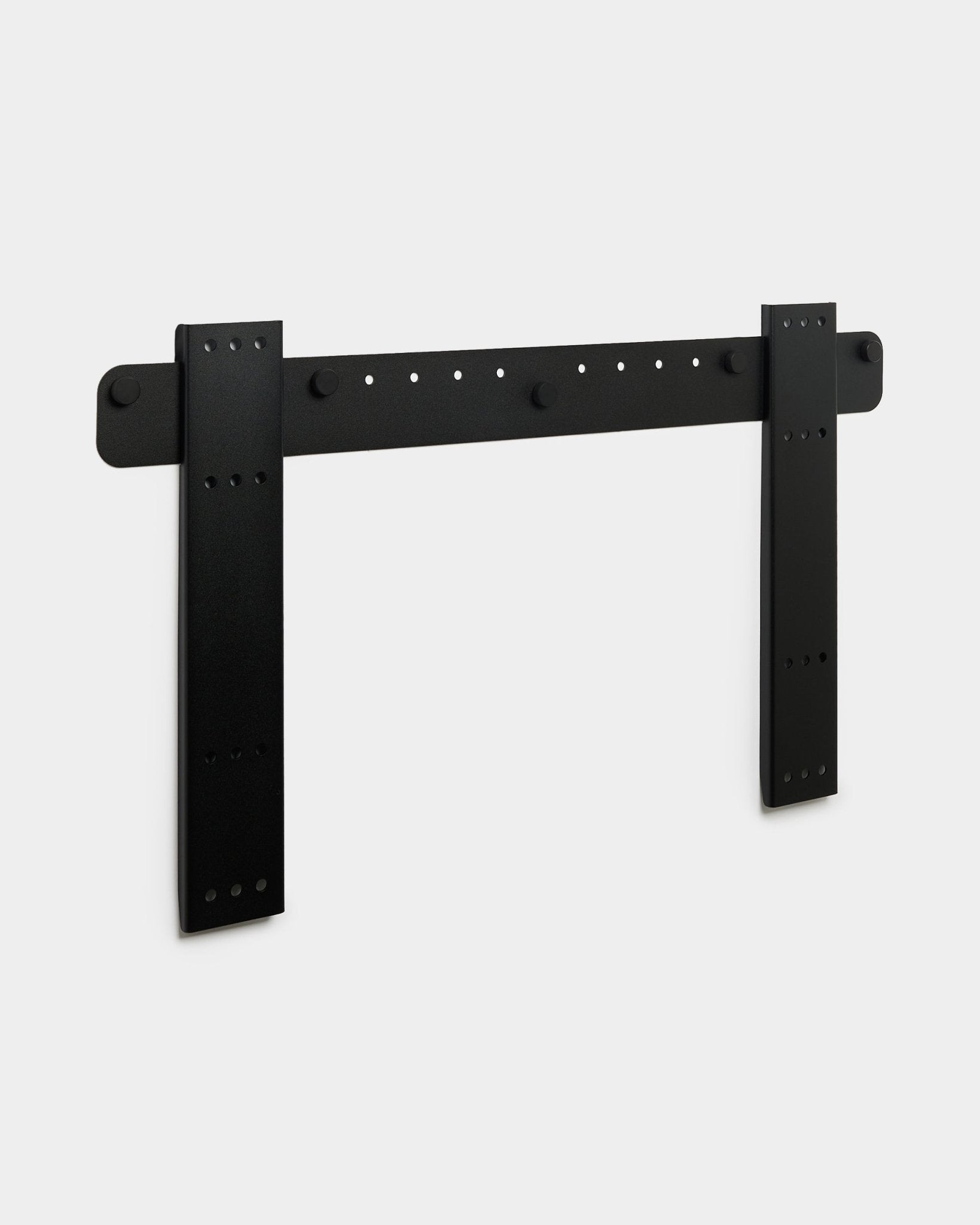 Suporte para TV WoodUpp Fjell Large com suportes duplos vertical, compatível com VESA 600x400, acabamento em metal black apresentado sobre um fundo cinzento-claro.