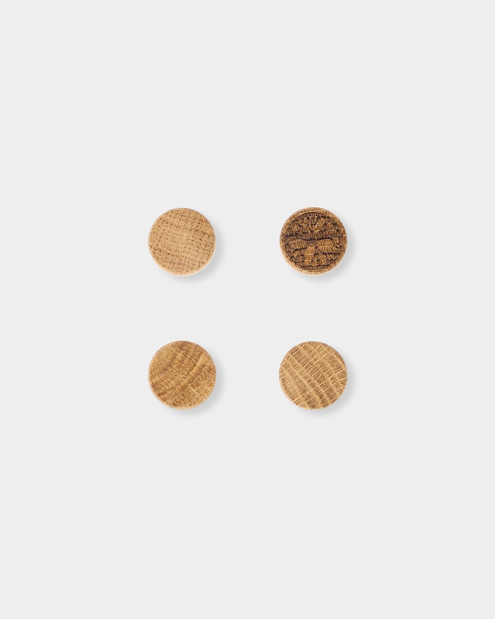 Conjunto de 4 ímanes WoodUpp Norr em natural oak, com um veio de madeira distinto, concebidos como acessórios para usar com o Norr Magnetic Painel acústico.