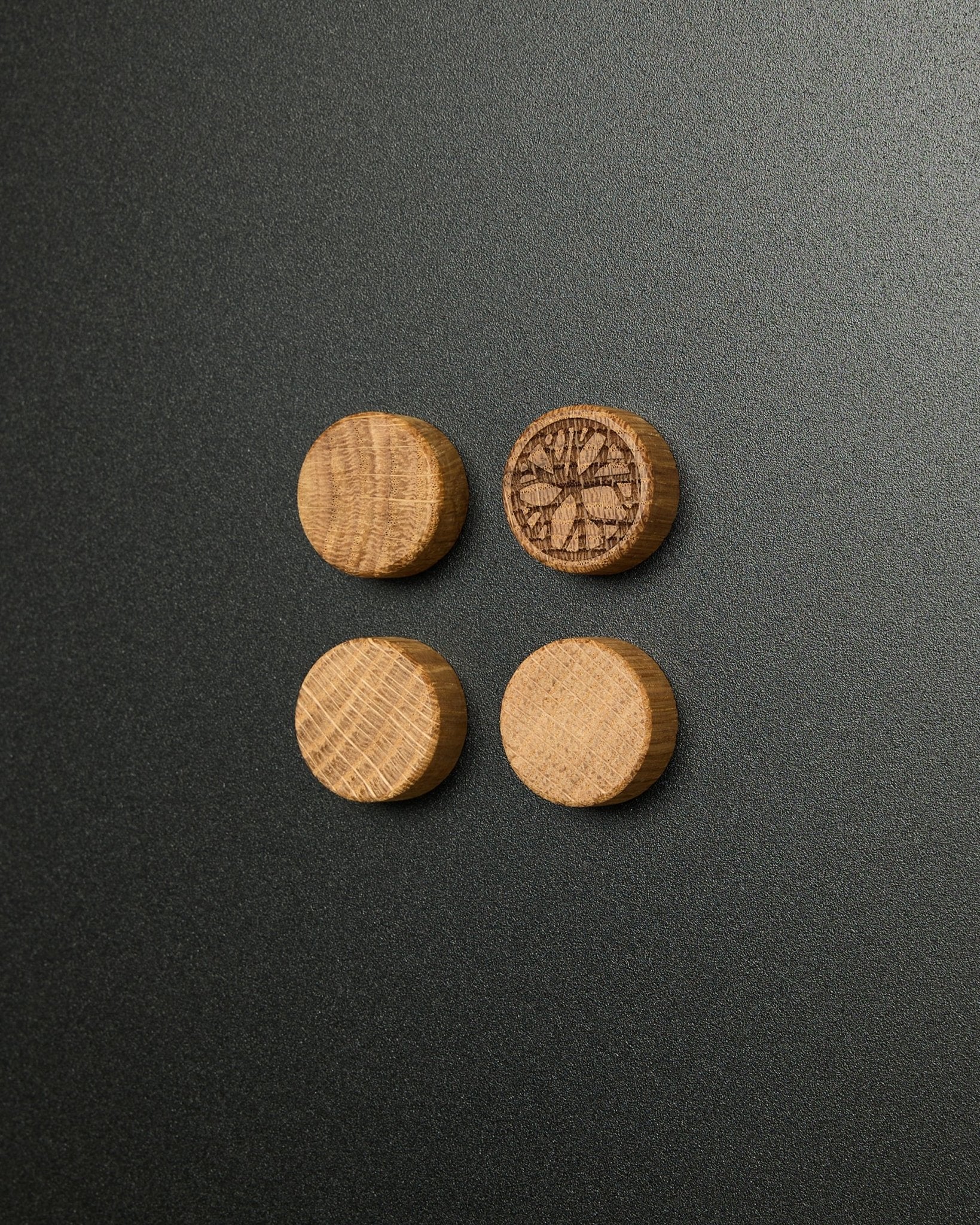 Conjunto de quatro ímanes em natural oak maciço da WoodUpp, um deles com um design esculpido de uma rodela de citrino, concebidos para usar com o Norr Magnetic Board Painel acústico.