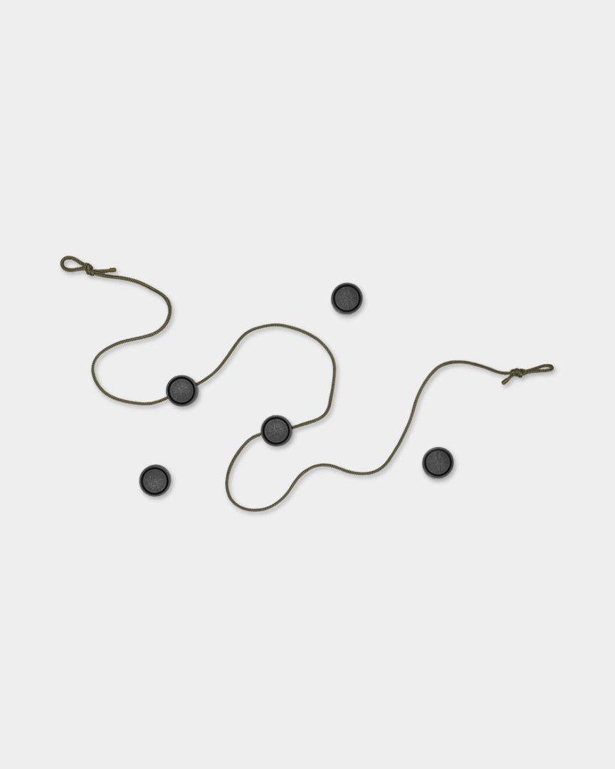 A Vindar | Gallery String da WoodUpp apresenta um cordão brown com clipes magnéticos e quatro círculos black, sobre um fundo cinzento-claro.
