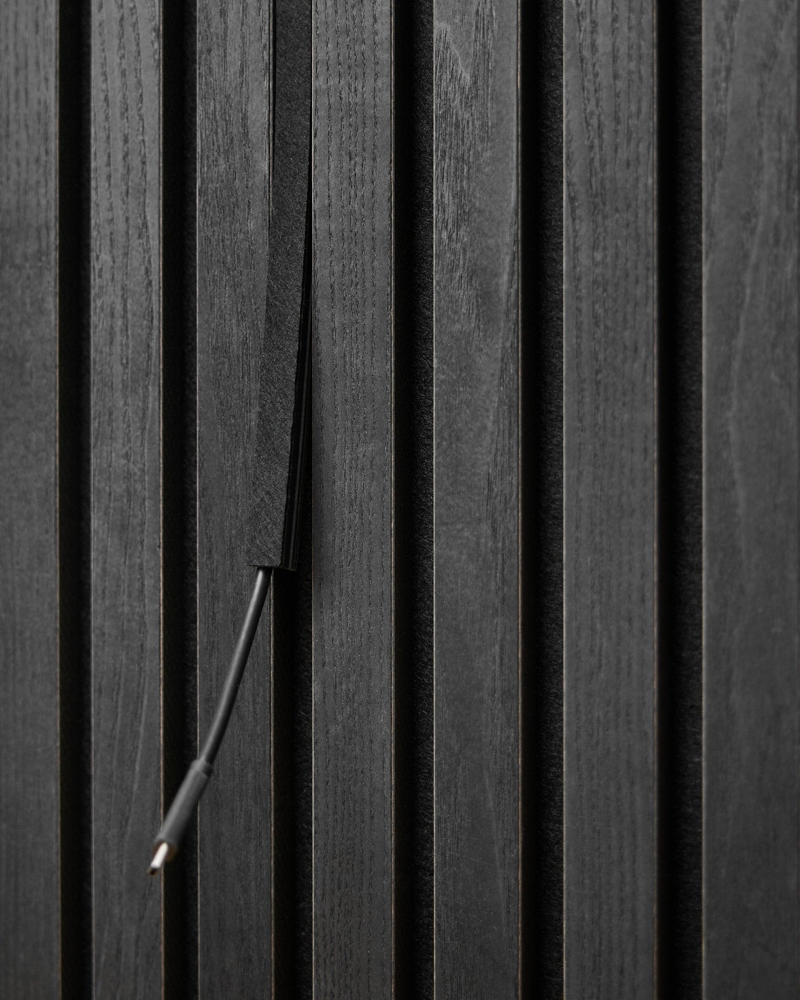 A Dupps Pop-on Cable Cover (Black, 3 unid.) da WoodUpp oculta os cabos entre as ripas Akupanel Painel acústico, para um aspeto arrumado e integrado.