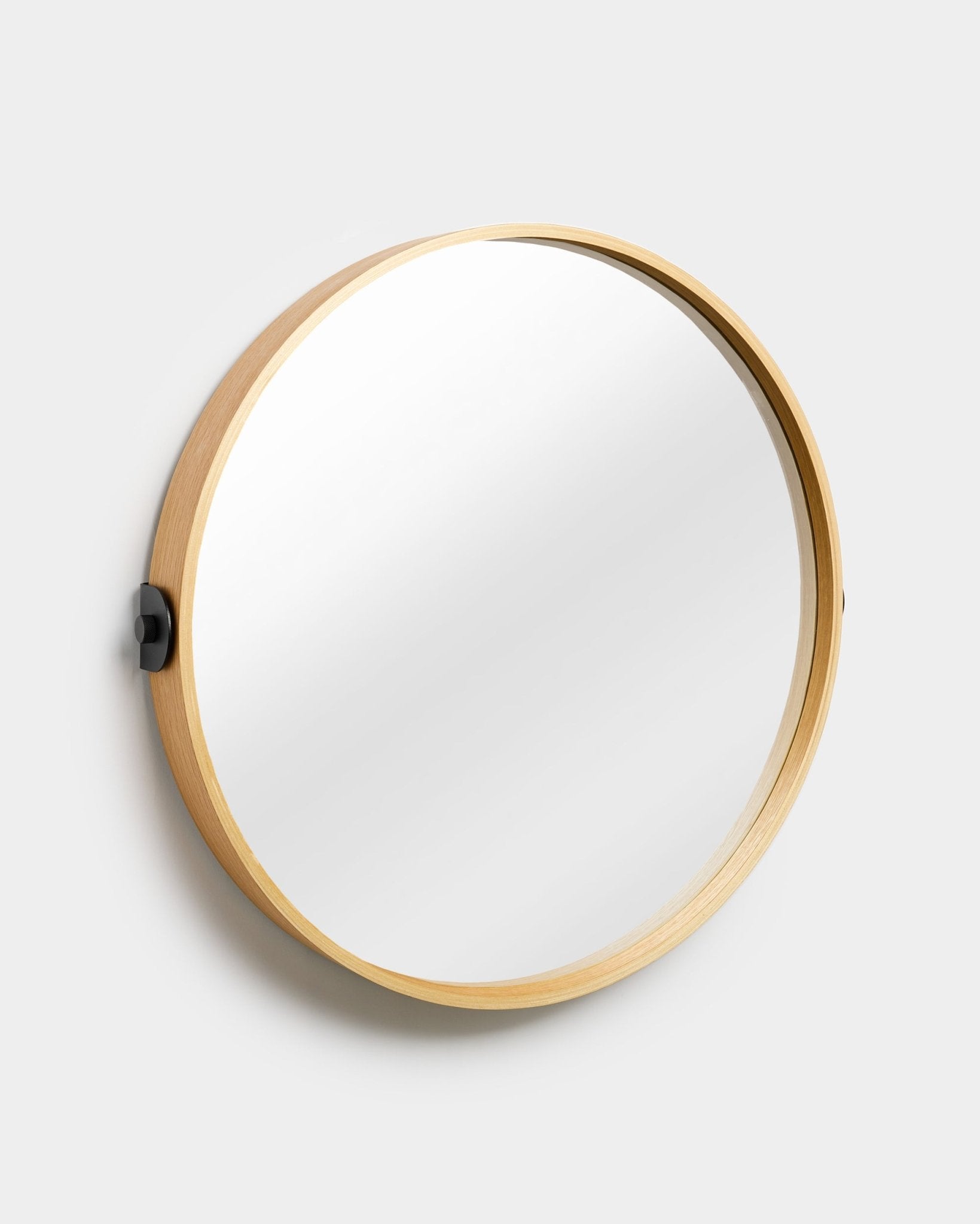 Linn | Mirror / Natural Oak da WoodUpp, um acessório acústico com moldura em contraplacado de carvalho, sobre um fundo branco liso e ligeiramente inclinado.