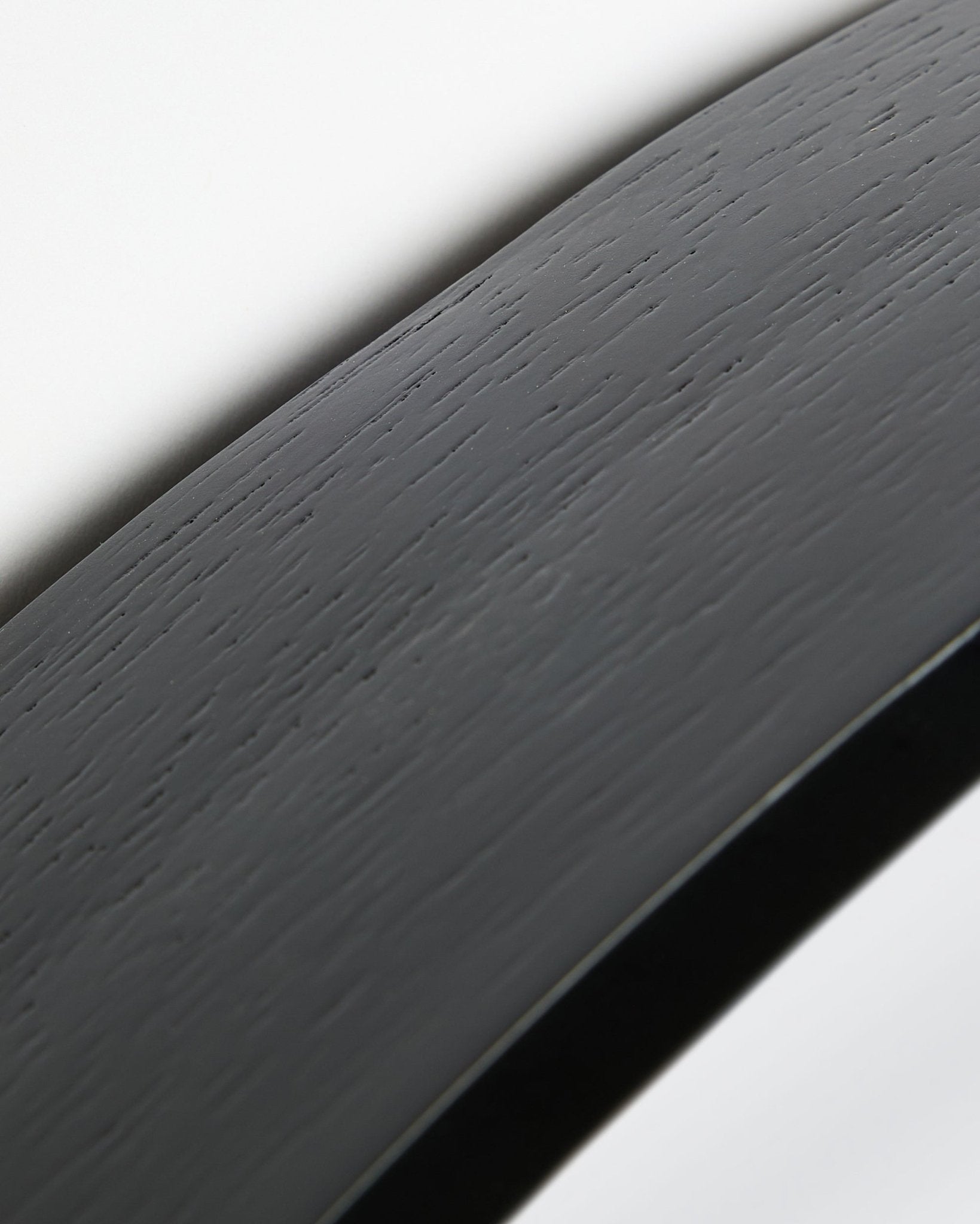 Grande plano do Linn | Mirror / Black Oak Painel acústico da WoodUpp, com superfície e moldura curvas em black oak, sobre um fundo branco.