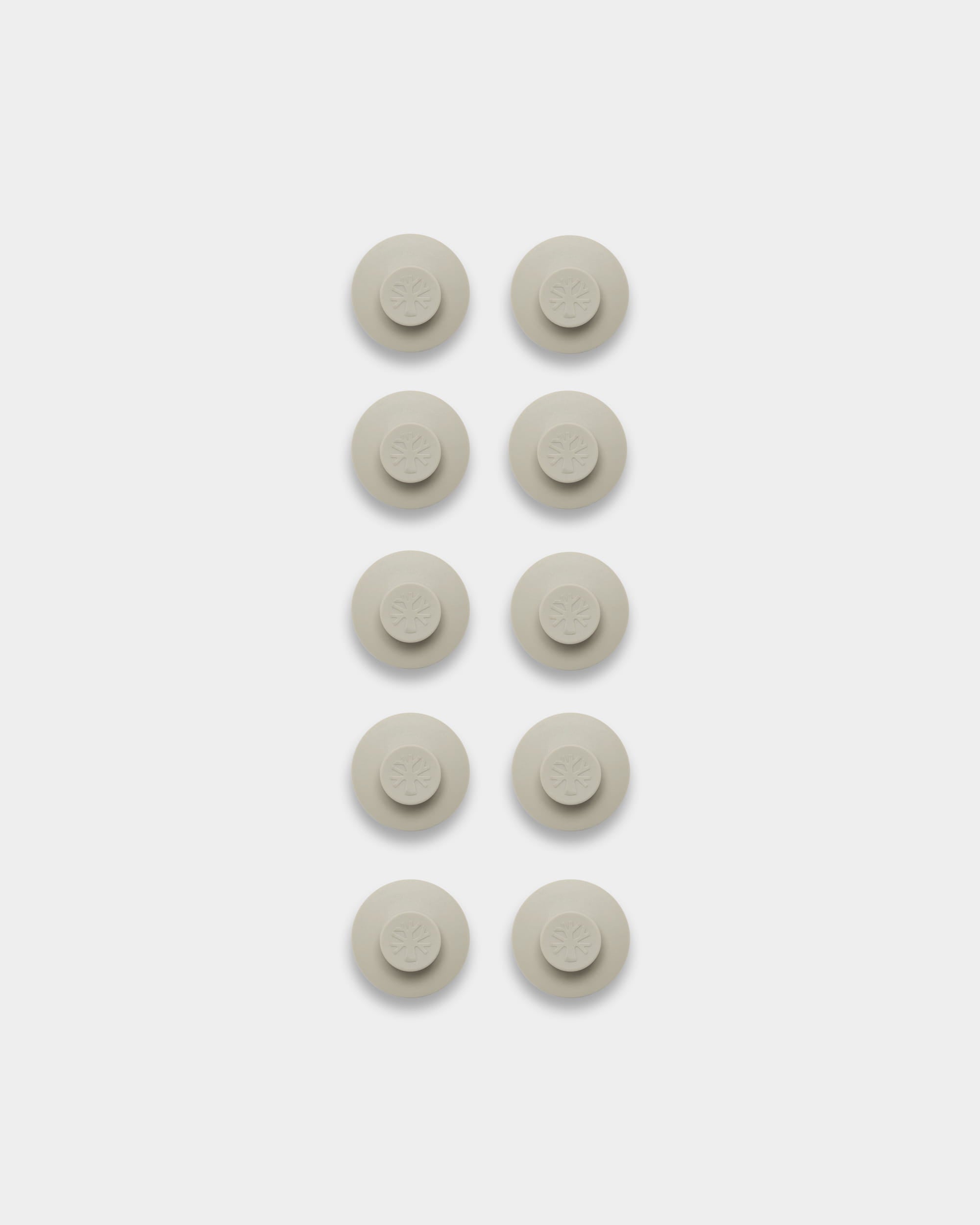 Dez almofadas Dupps em bege claro, dispostas em duas colunas; acessório para a fixação ou organização de painéis acústicos Akupanel.