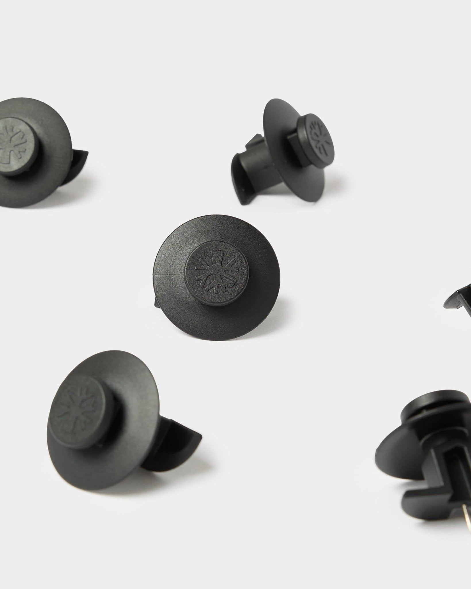 10 fixadores Dupps pretos da WoodUpp, compatíveis com os painéis acústicos Akupanel para uma fixação segura. Símbolos em relevo em plástico resistente.