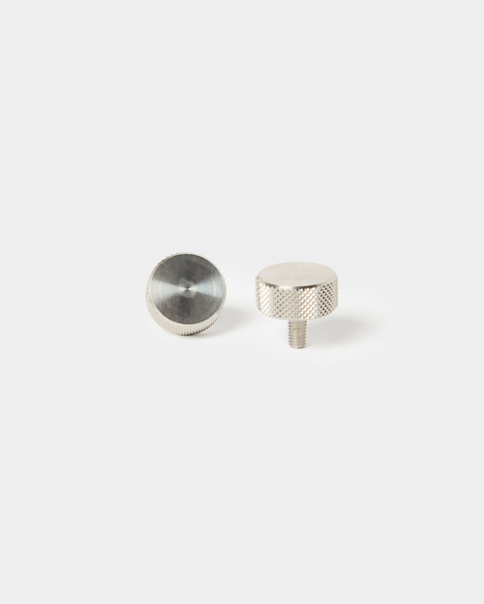 Par de parafusos de aperto manual WoodUpp em aço inoxidável steel (M5x10 mm, 20x8.8) para instalação de Painel acústico — um com extremidade roscada, outro com topo liso.