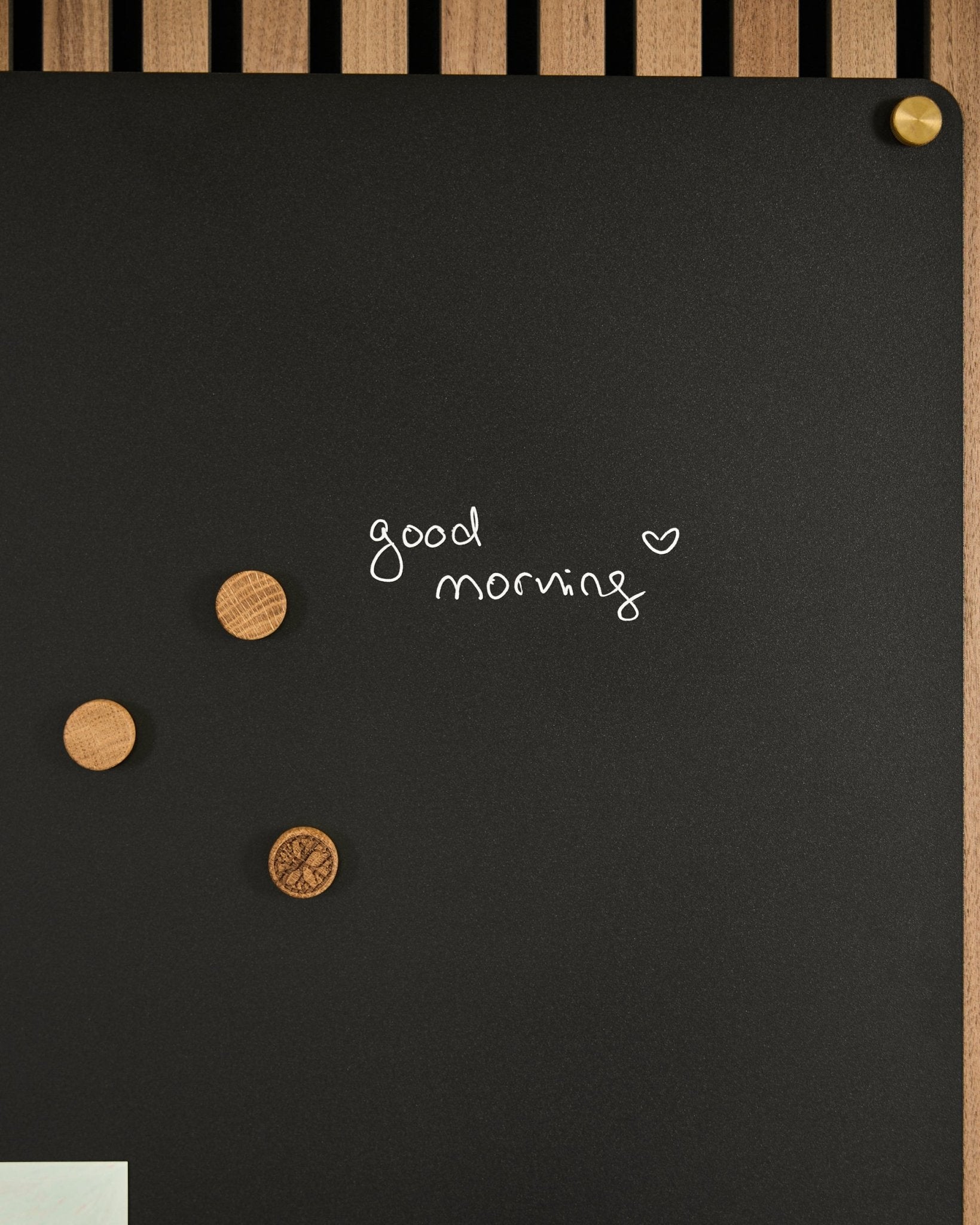 O Norr | Blackboard set da WoodUpp inclui um(a) black Painel acústico com good morning e um coração, além de 3 ímanes de madeira. Design nórdico minimalista.