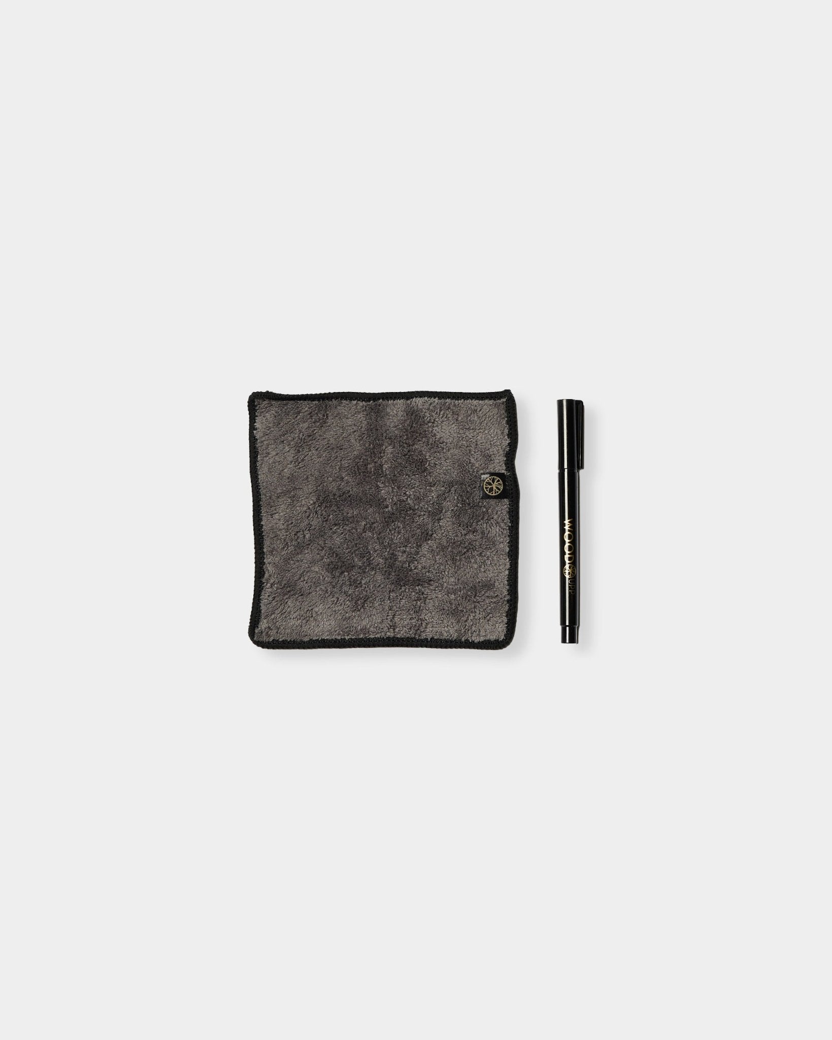 O conjunto Blackboard Norr da WoodUpp inclui um pano de microfibra cinzento com rebordos black e um marcador de tinta de giz, pensado para ser usado em painéis acústicos magnéticos.