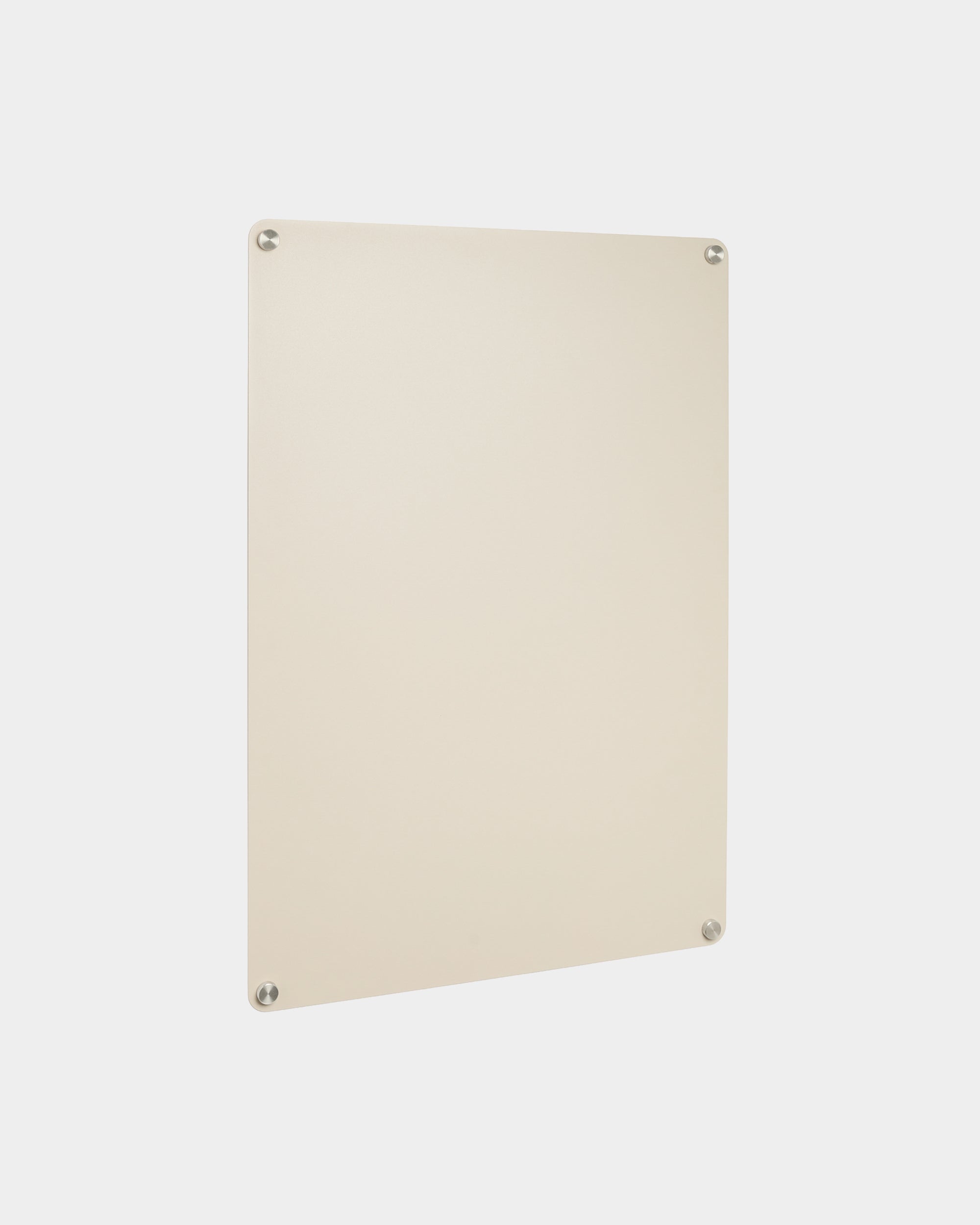O quadro magnético Norr large beige da WoodUpp, retangular e com quatro parafusos visíveis nos cantos, apresentado sobre um fundo branco liso.
