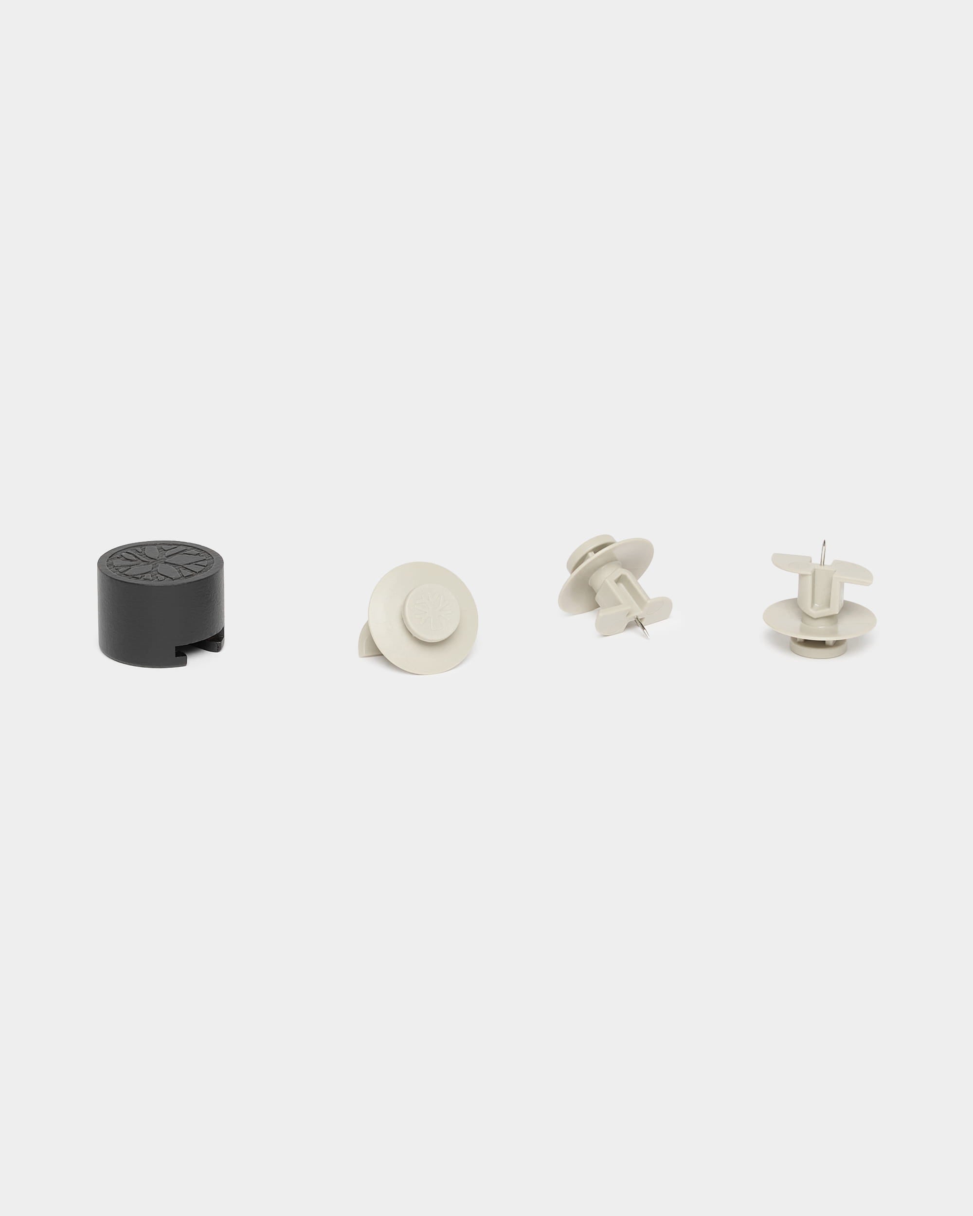 Conjunto de iluminação WoodUpp Dupps com 3 fixadores bege e 1 ferramenta, concebido para os painéis acústicos Akupanel, apresentado num fundo branco.