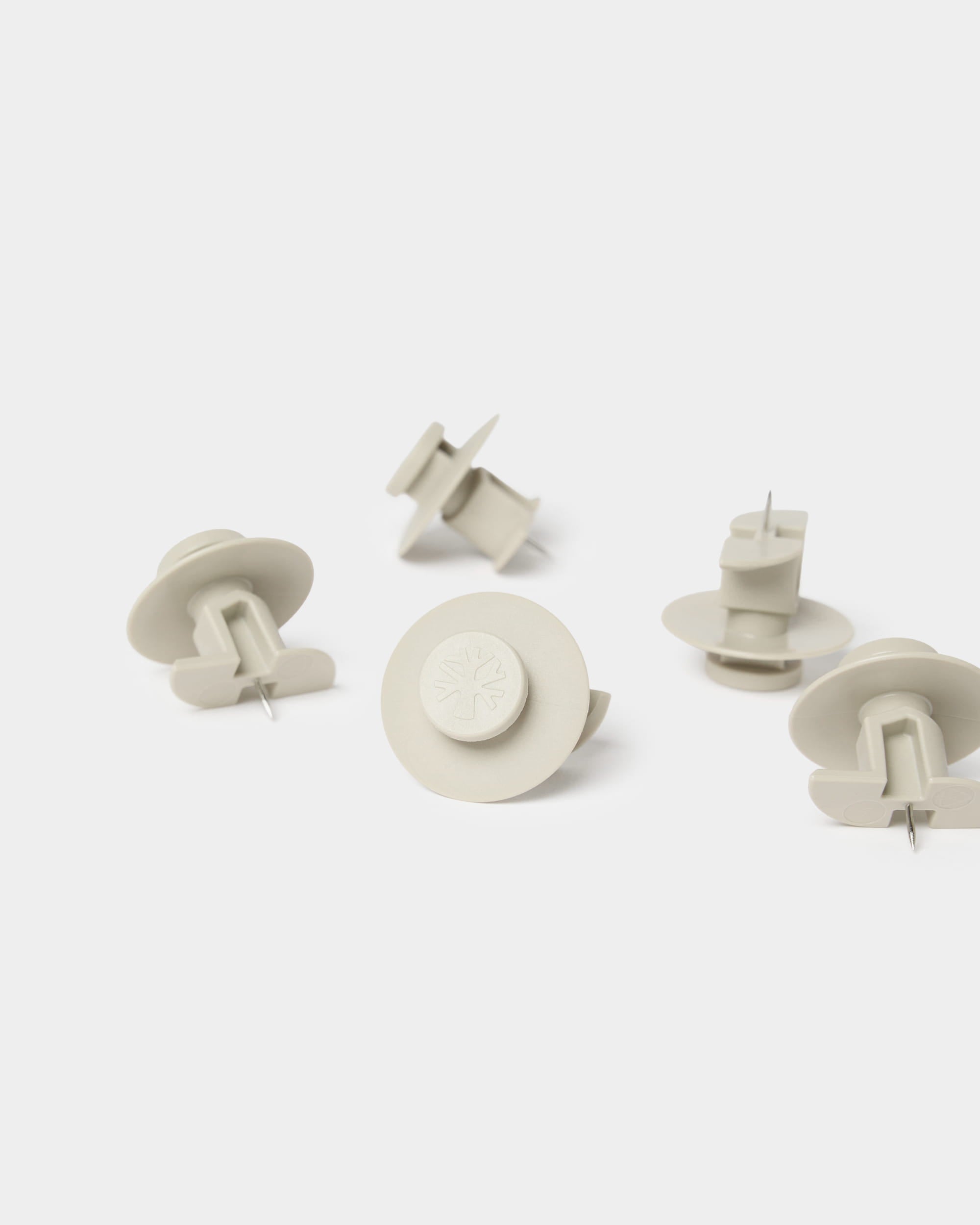 Sete pinos de fixação WoodUpp Dupps na cor bege, com ferramenta incluída, concebidos para a montagem de painéis acústicos Akupanel ou outras soluções de parede WoodUpp.