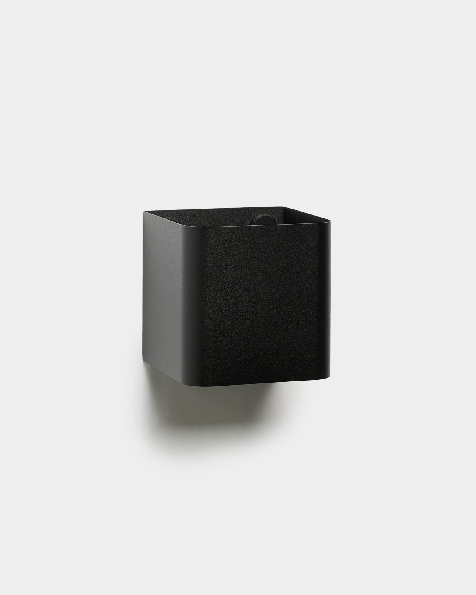 O WoodUpp Norr | Plant Box é um black quadrado minimalista de arrumação para parede, com cantos arredondados, apresentado sobre um fundo branco liso.