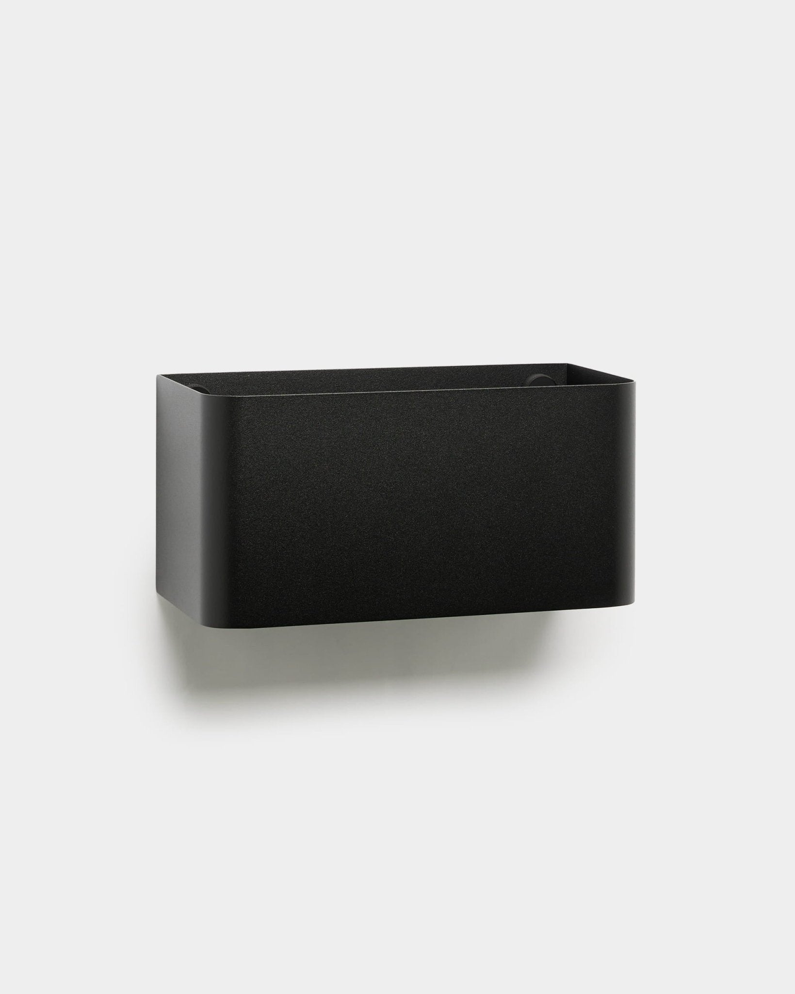 Caixa para Plantas WoodUpp Norr (23,9 cm, black) com cantos arredondados, concebida para ser montada num Painel acústico, apresentada sobre um fundo liso cinzento-claro.