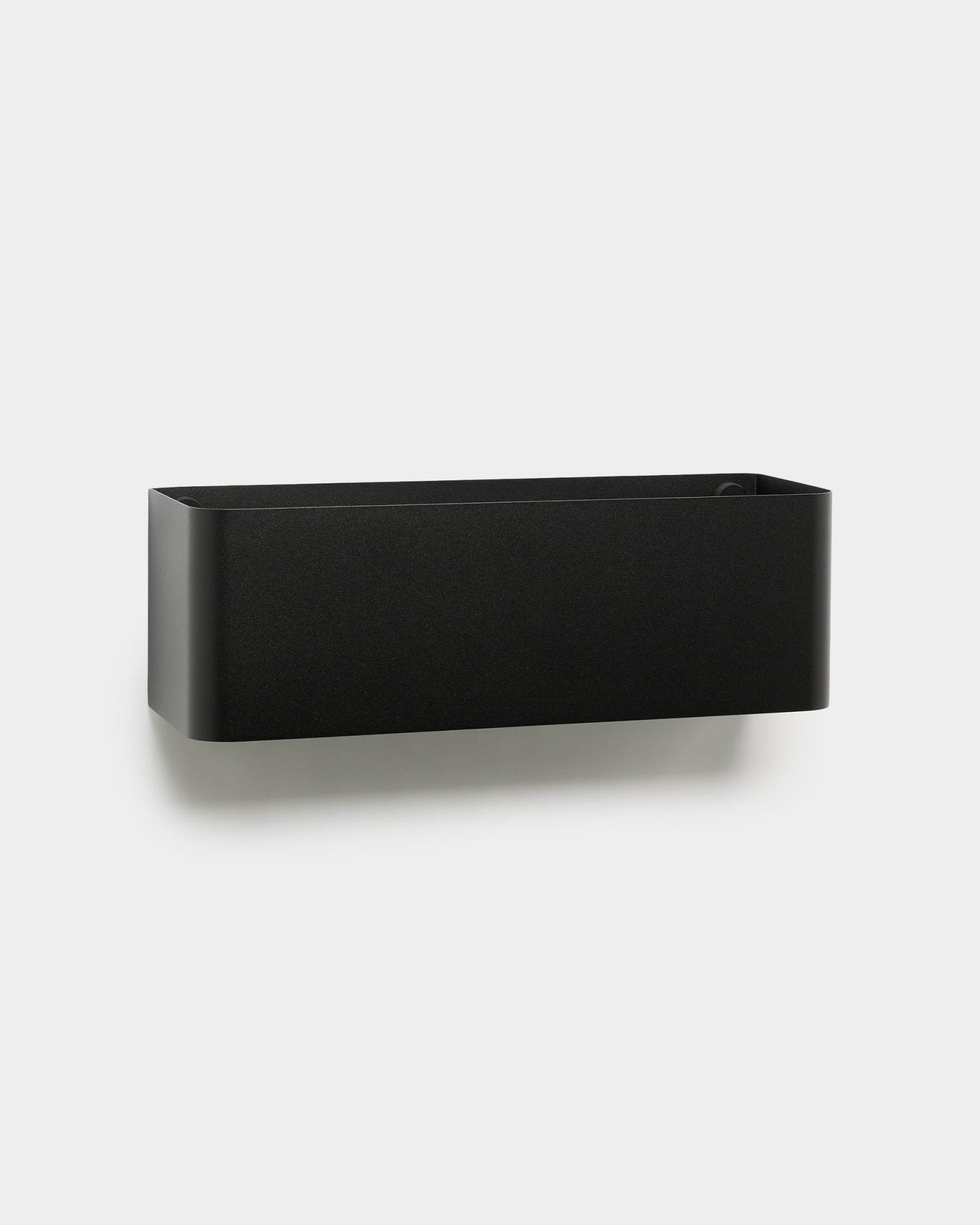 O Norr | Plant Box da WoodUpp é um black, um floreira de parede com cantos arredondados, pensado para complementar interiores nórdicos e painéis acústicos em madeira.