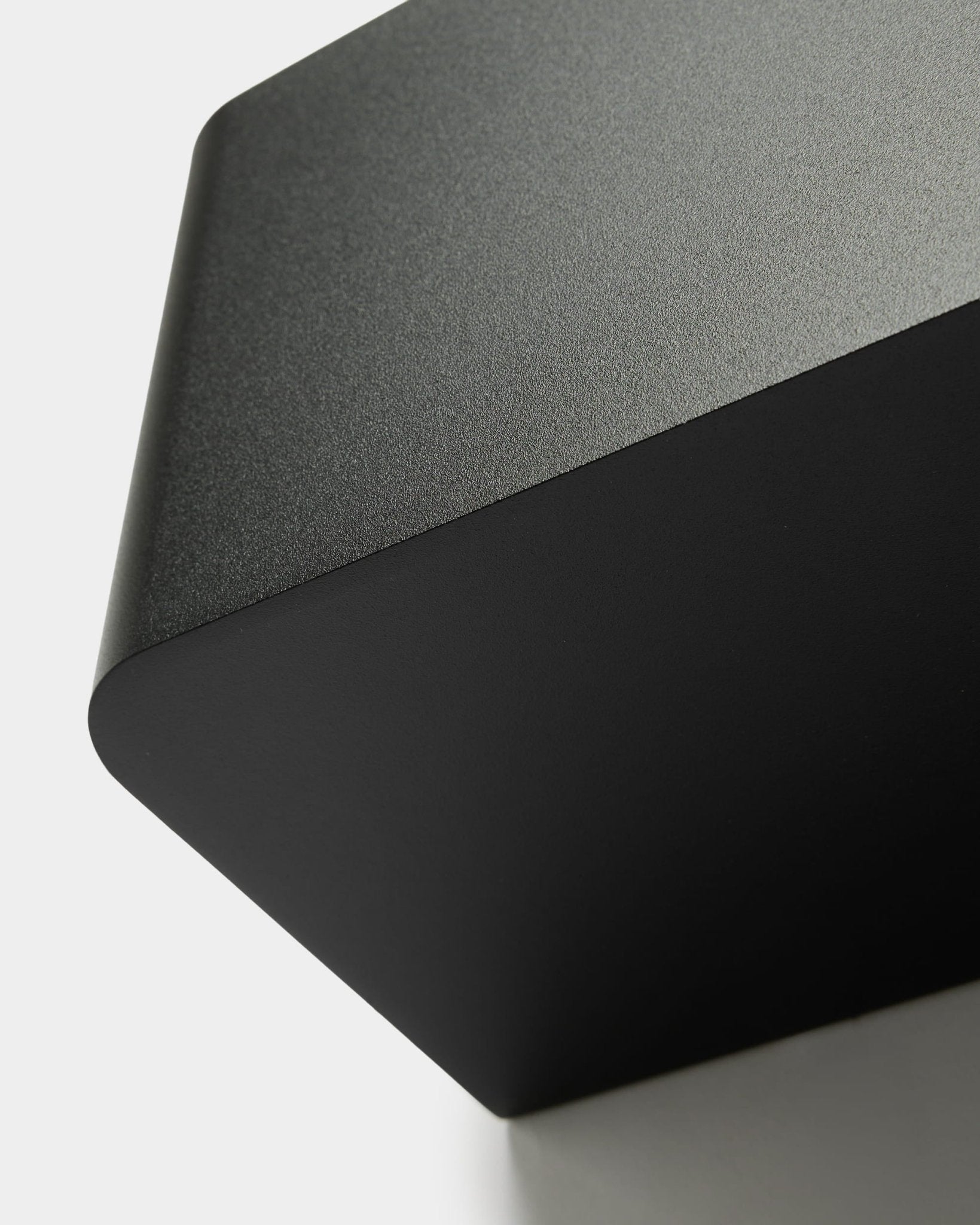 Plant Box WoodUpp Norr (35,9 cm) em black, com design nórdico minimalista e cantos suavemente arredondados, criada como acessório para as coleções Akupanel.
