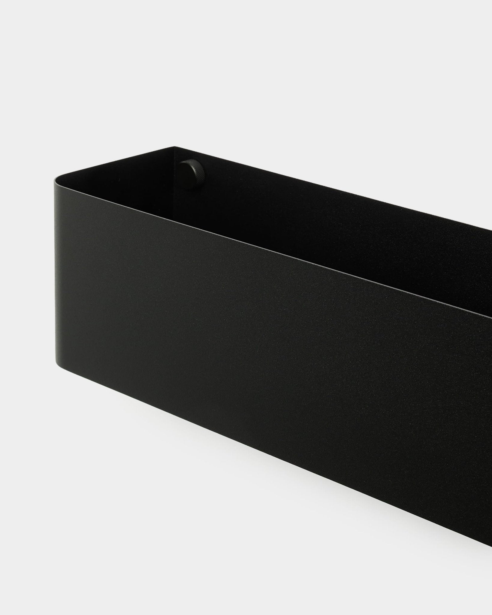 A Plant Box Norr da WoodUpp, 47,9 cm em black, com cantos curvos suaves, apresentada sobre um fundo branco liso.