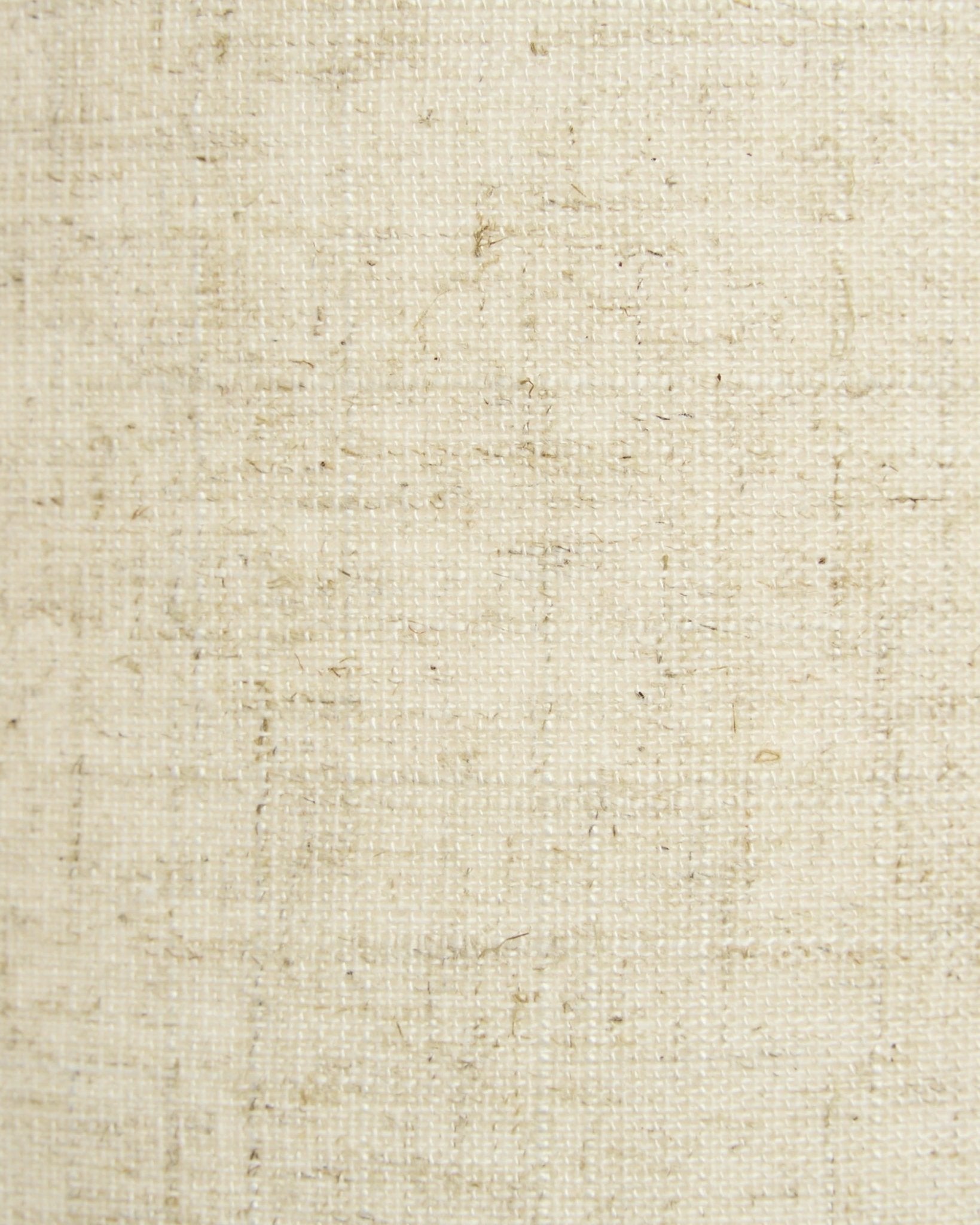 Grande plano do candeeiro de parede Feya da WoodUpp em tons beige, com abajur em tecido texturado com um aspeto natural de linho-algodão. Design nórdico minimalista.