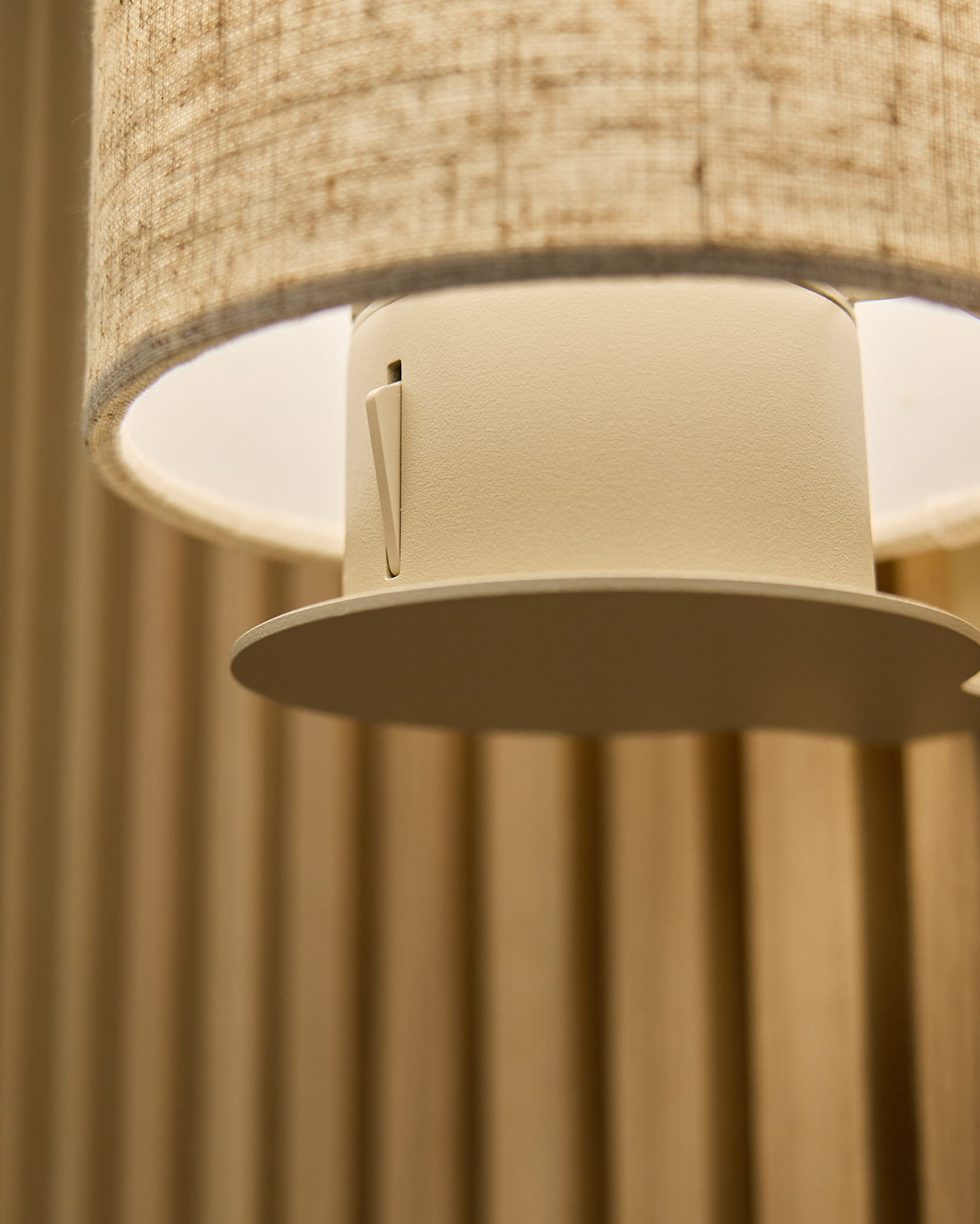 Grande plano do candeeiro de parede Feya em Beige/Beige da WoodUpp, com abajur em linho-algodão e estrutura cilíndrica montada em painéis acústicos vertical beige.