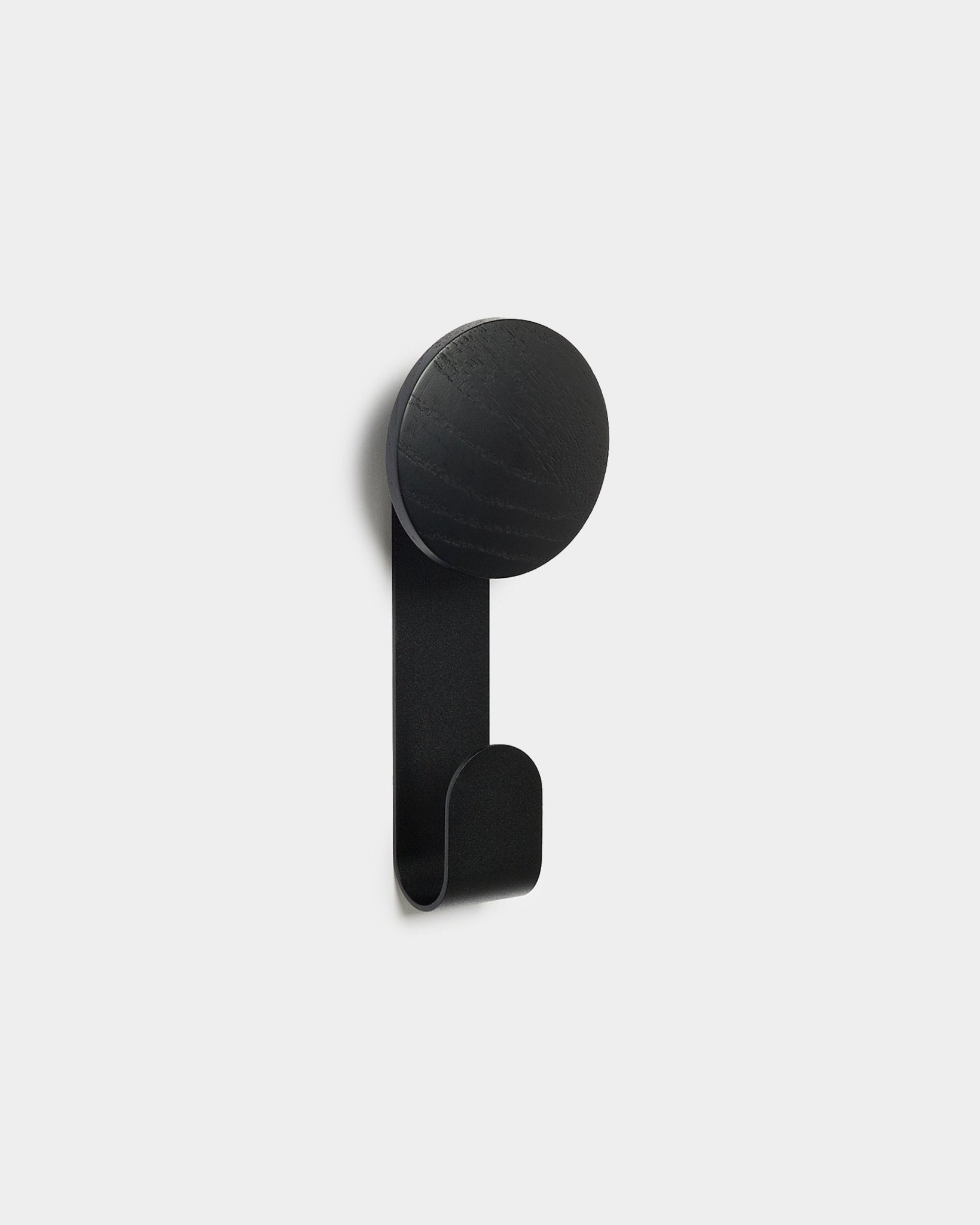 Cabide Linn Vertical em Black Oak da WoodUpp, um acessório minimalista concebido para pendurar objetos em painéis acústicos de madeira Akupanel.