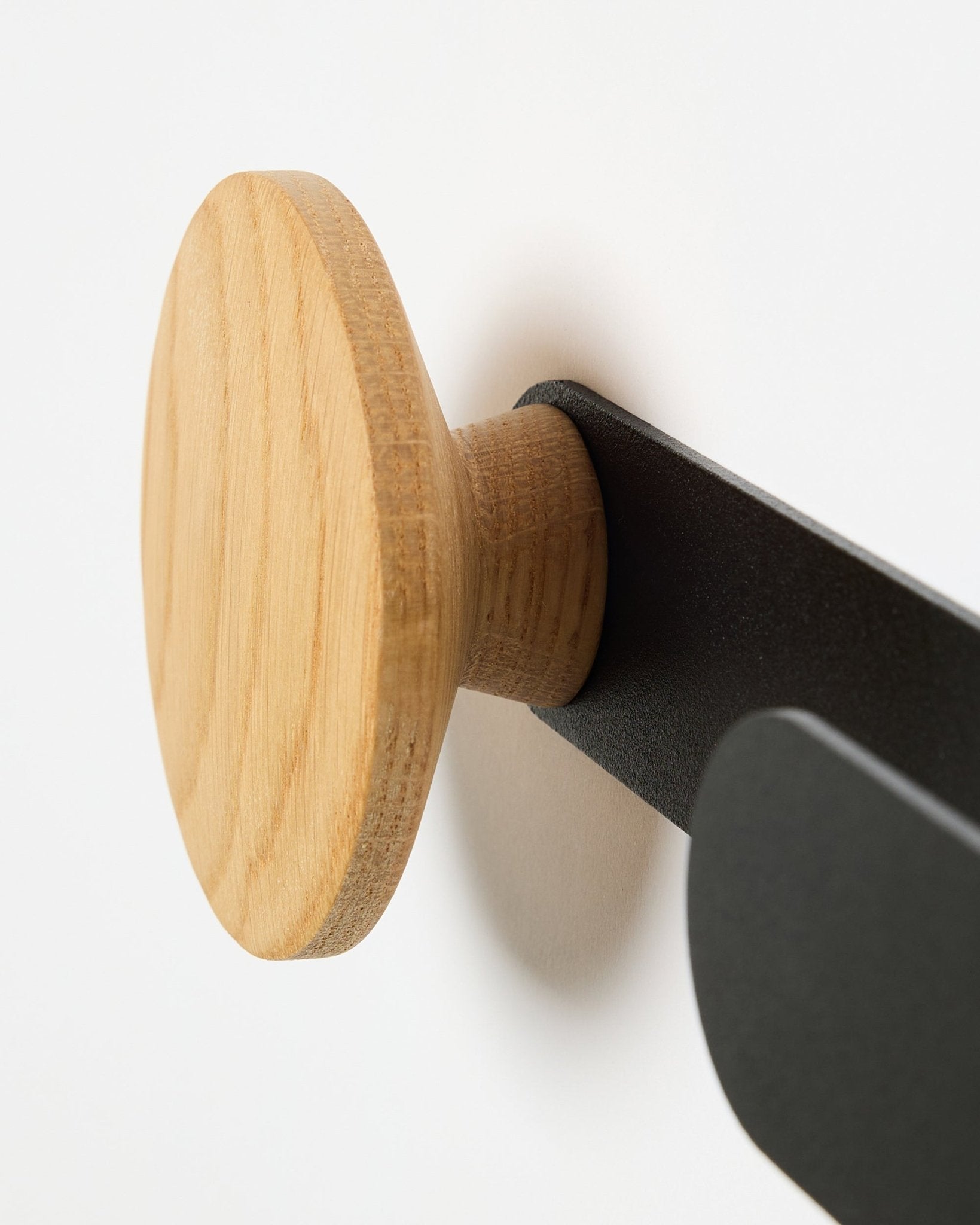 Grande plano do Hanger Linn Horizontal da WoodUpp em natural oak, com suporte metálico em black, concebido para painéis acústicos Akupanel ou como gancho de parede funcional.