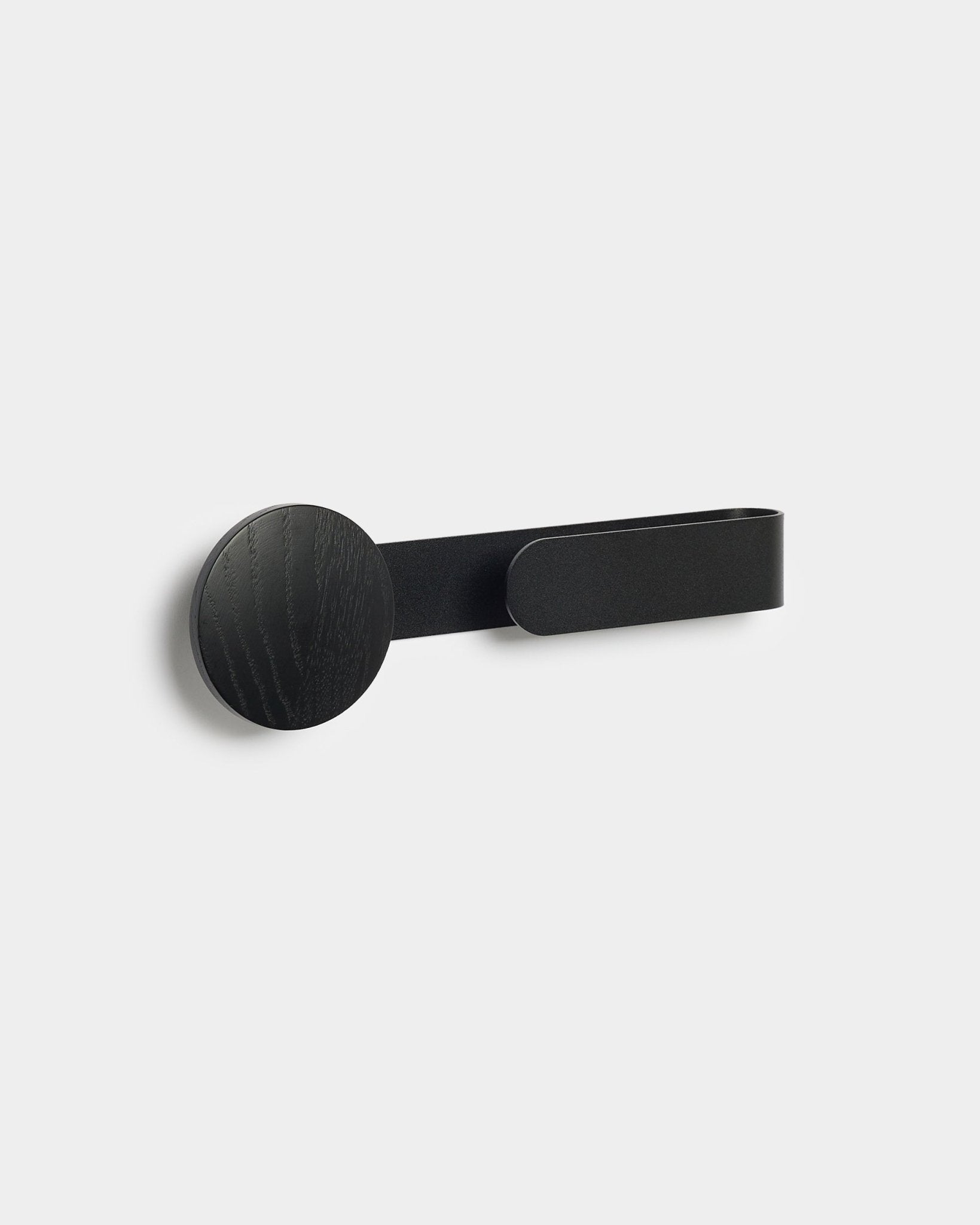 O cabide Linn | Horizontal em Black Oak da WoodUpp, um acessório minimalista em black com acabamento lacado a pó em steel e madeira, sobre um fundo grey claro.