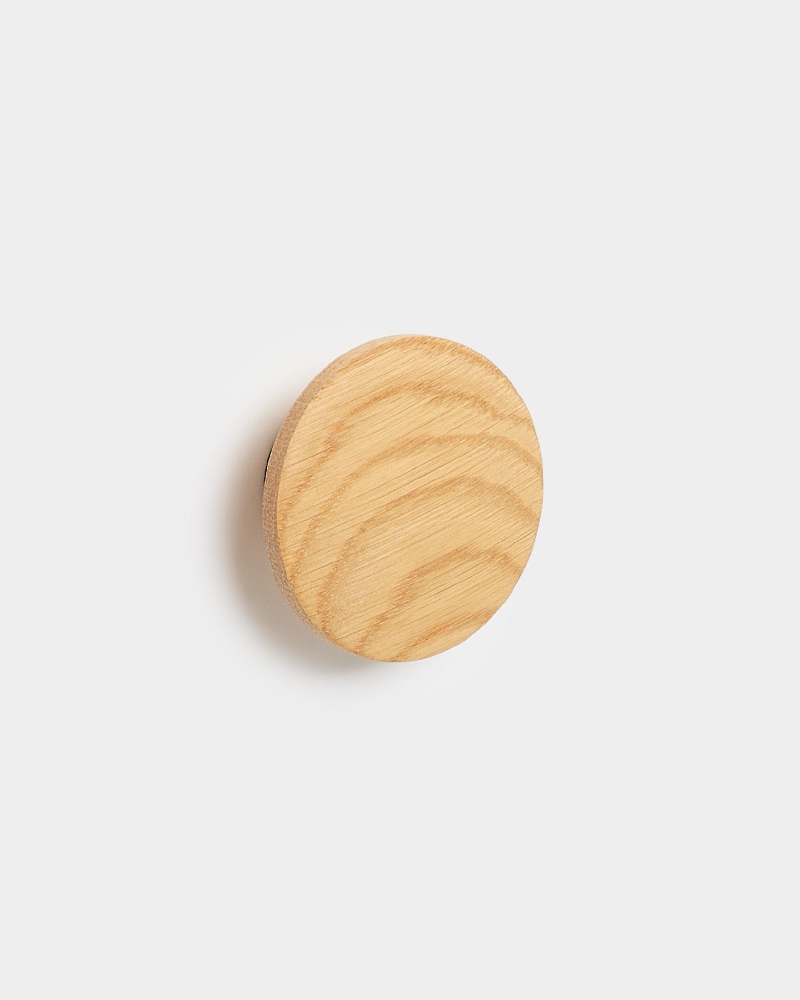 Linn I Single Hanger da WoodUpp, um acessório em natural oak com veio da madeira visível, concebido para painéis acústicos Akupanel, sobre um fundo branco liso.