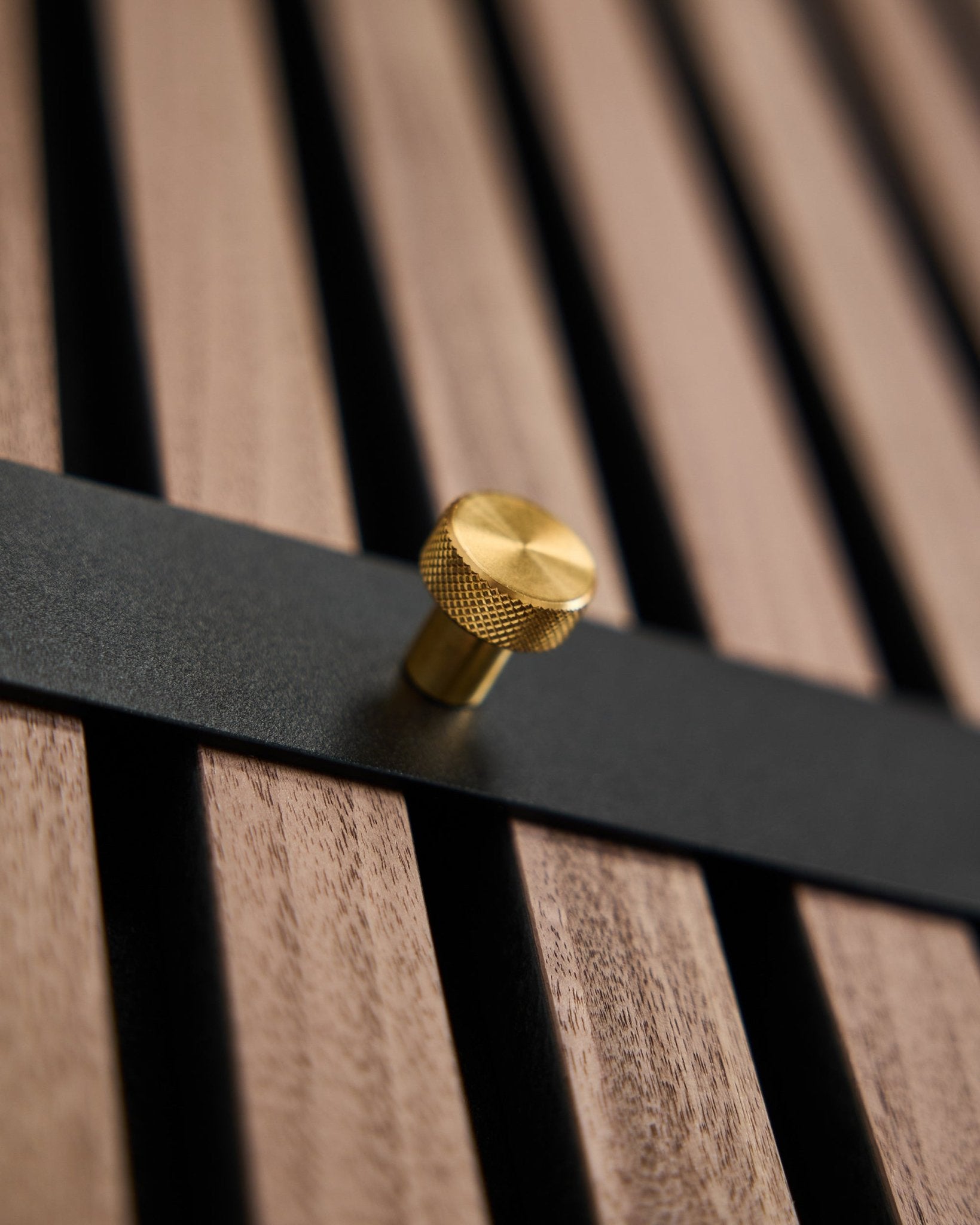 O bengaleiro Coat Hook Rack da WoodUpp Norr tem sete ganchos black com puxadores brass, montados num painel de ripas brown, concebido como acessório nórdico para Akupanel.