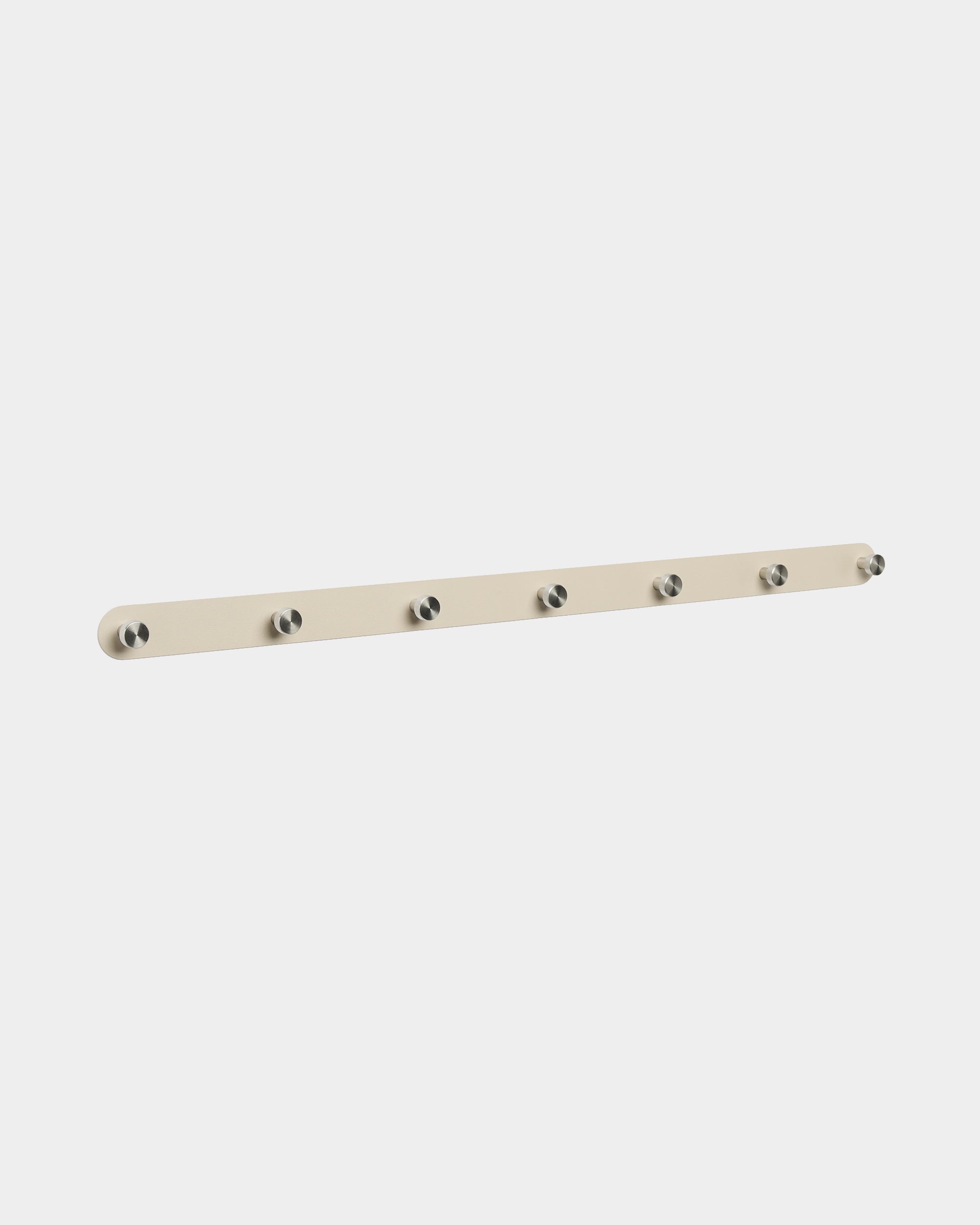 Cabide de parede WoodUpp Norr em beige e steel inoxidável, com 7 ganchos, concebido para organização de parede em entradas; estilo nórdico minimalista.