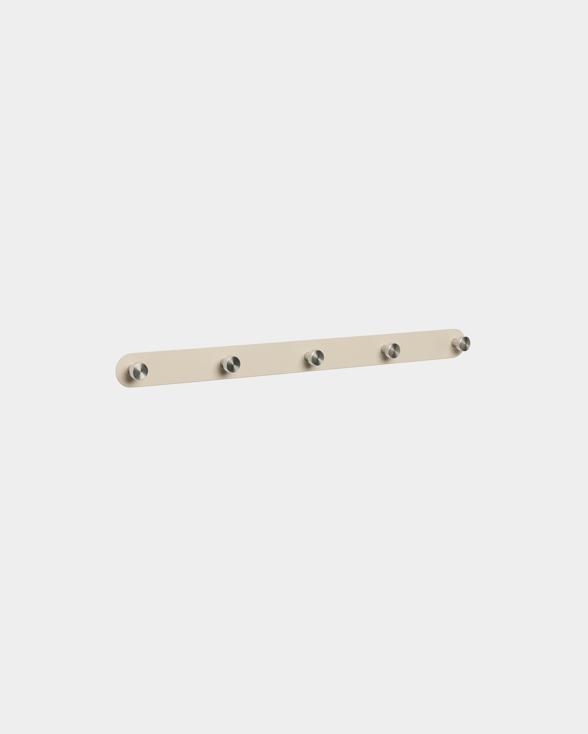 Cabide de parede Norr da WoodUpp com 5 ganchos em beige e steel inoxidável, concebido como acessório para organizar espaços em conjunto com painéis acústicos de madeira de estilo nórdico.