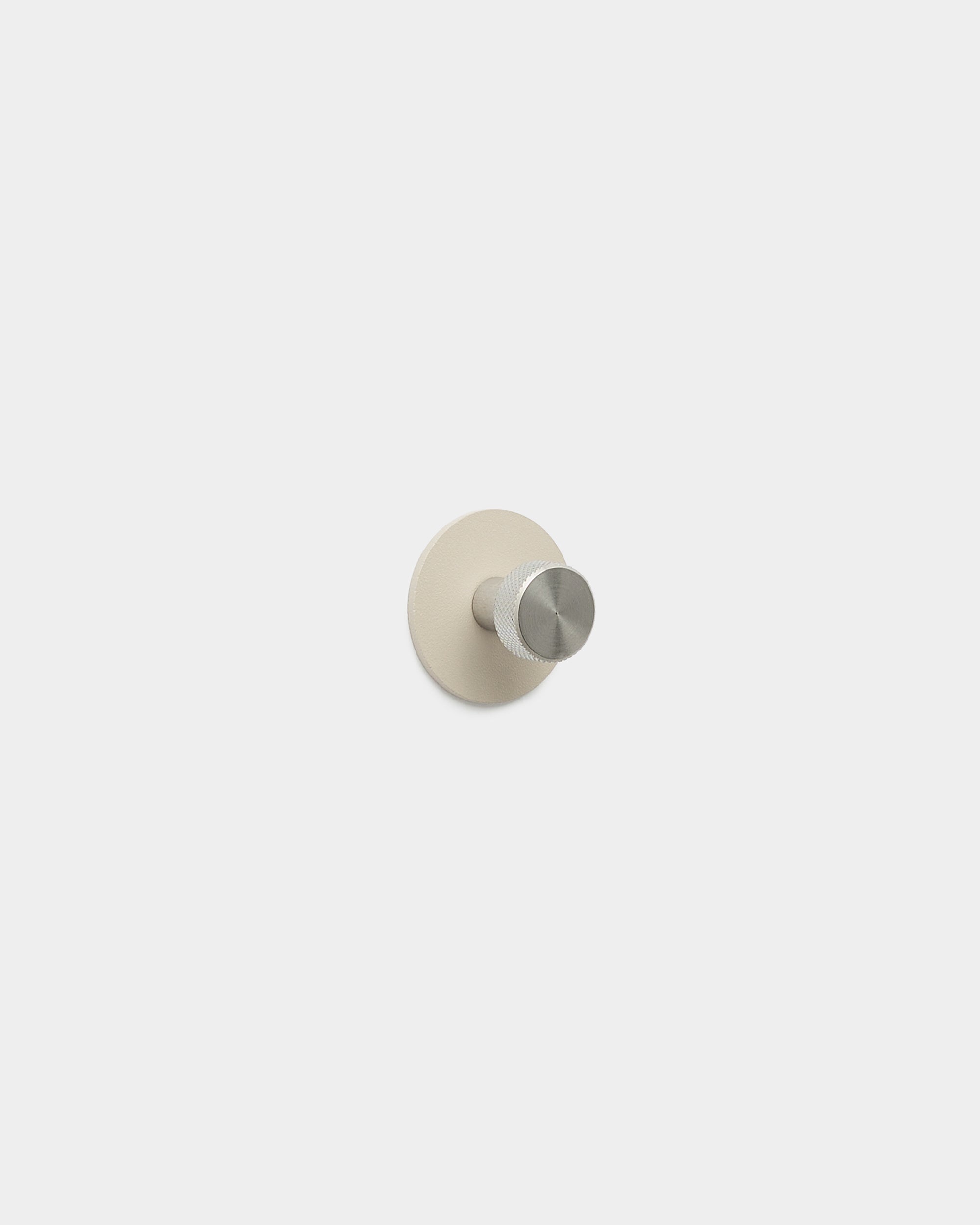 Gancho de parede WoodUpp Norr em beige e steel inoxidável, com pino minimalista e base redonda, feito em steel com revestimento a pó, parte dos acessórios WoodUpp.
