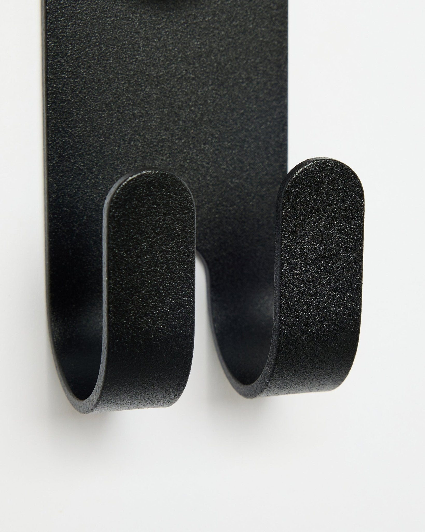 Plano aproximado do Norr Double Hanger em black da WoodUpp, mostrando ganchos duplos concebidos para acessórios Akupanel sobre um fundo branco.