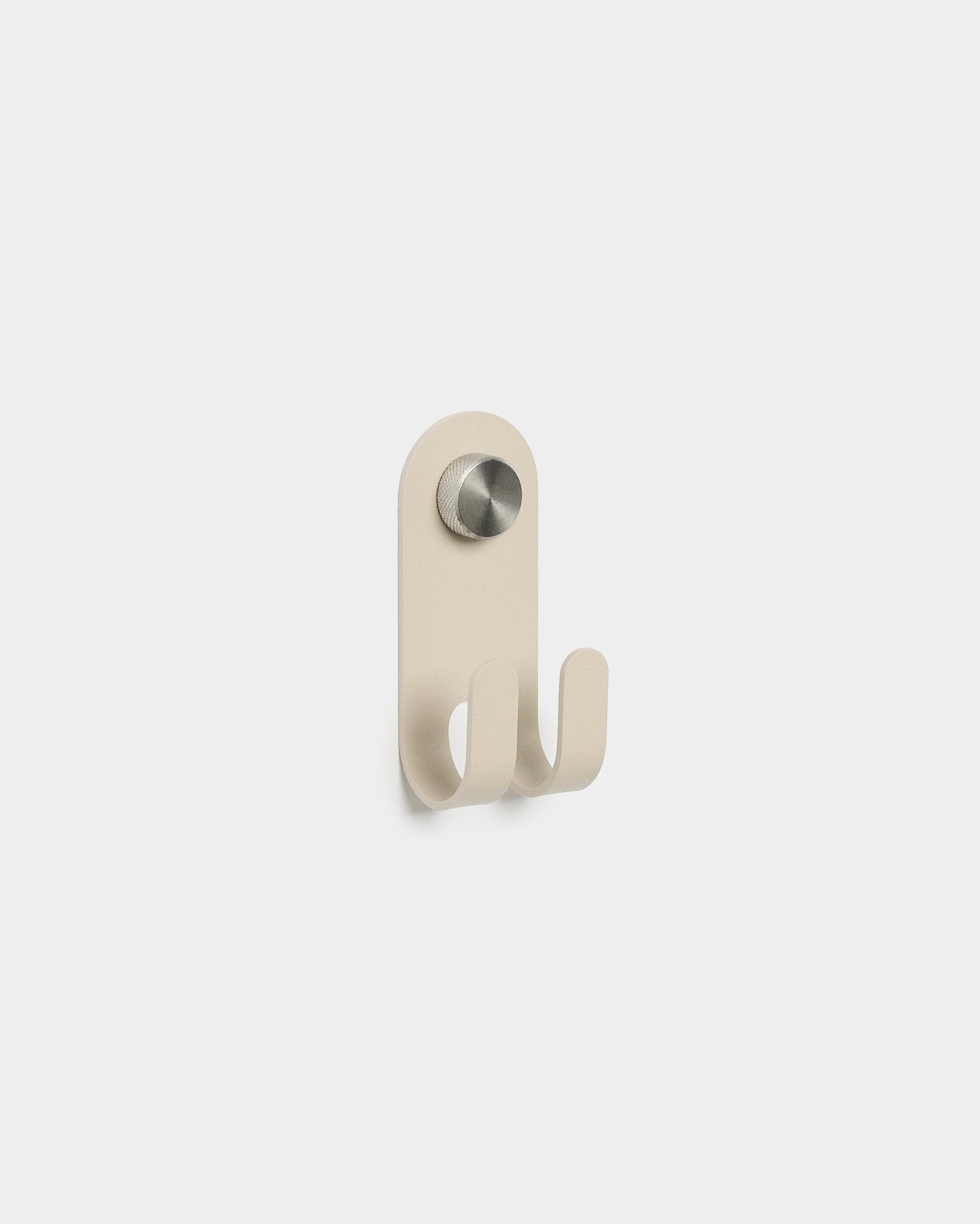 WoodUpp Norr Double Hanger em beige, com dois ganchos metálicos e um botão circular prateado, design nórdico minimalista, apresentado sobre um fundo branco liso.