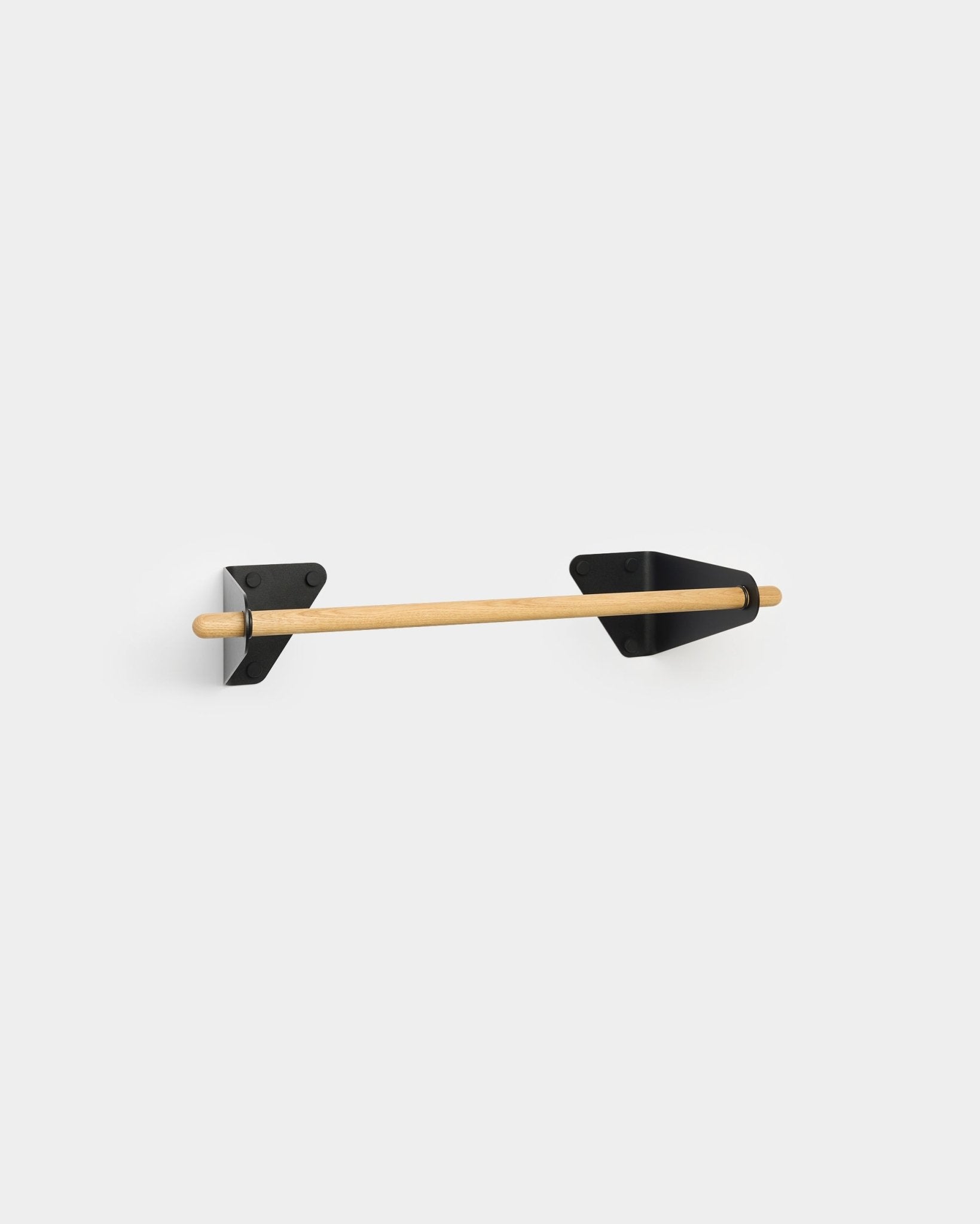 Suporte para papel higiénico WoodUpp com varão de madeira minimalista e suportes triangulares black, pensado para combinar com o Linn Coat Rail para acessórios Akupanel.
