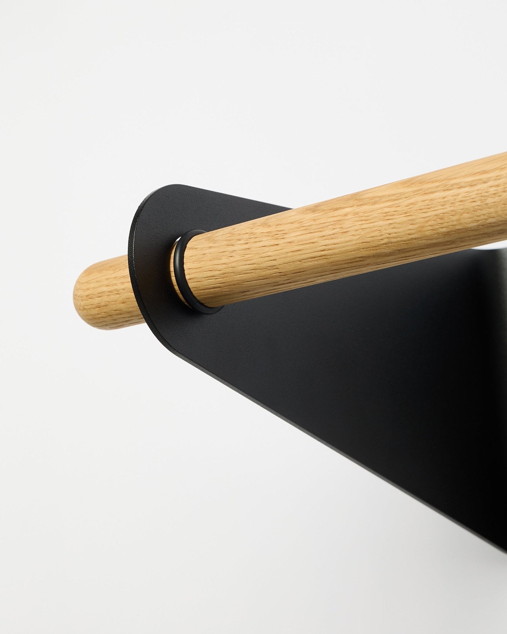 Plano aproximado do Coat Rail WoodUpp Linn em black (75,9 cm), montado num suporte metálico black, apresentado sobre um fundo branco liso.